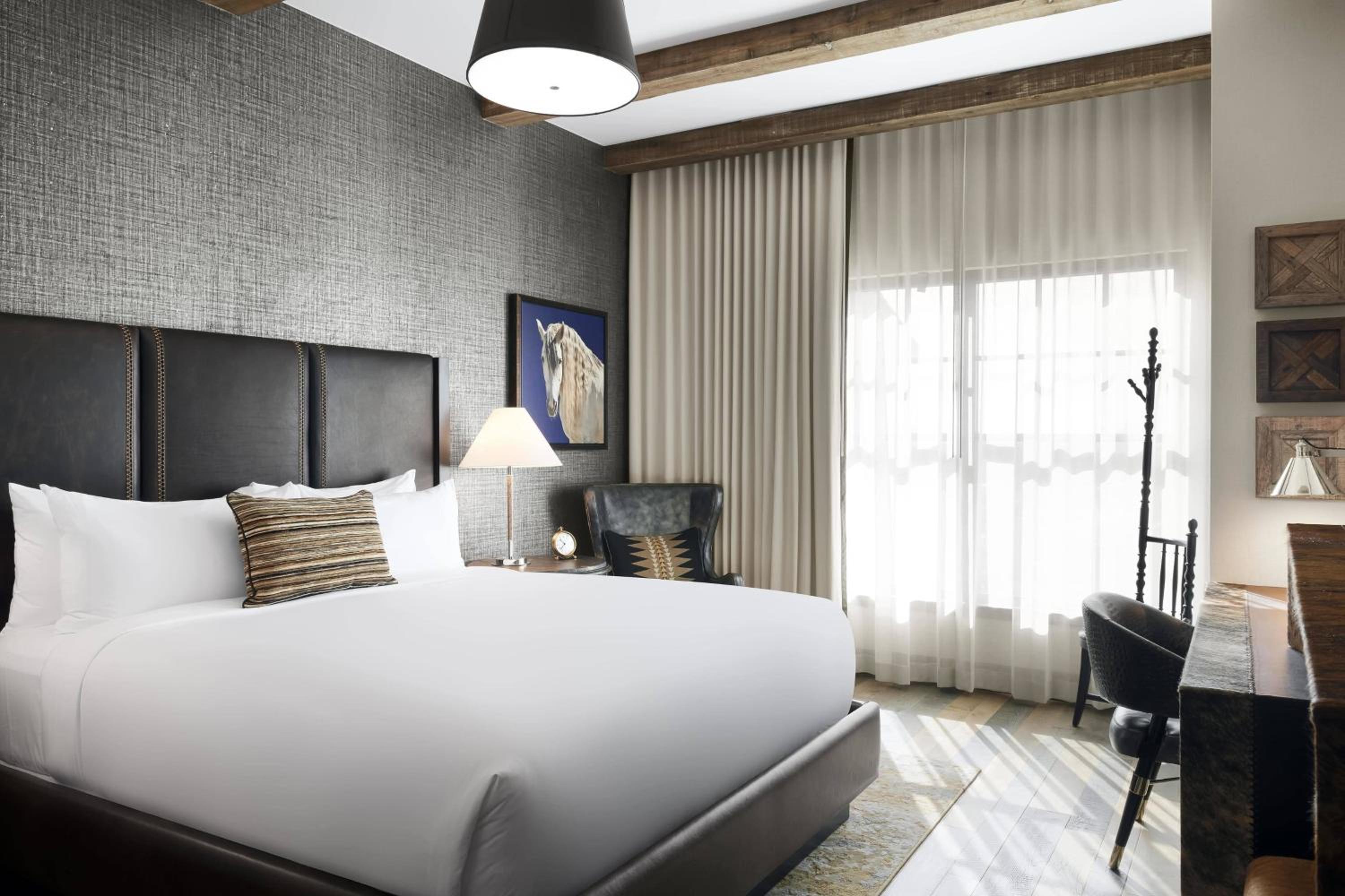Guest Room, 1 King - Photo 8