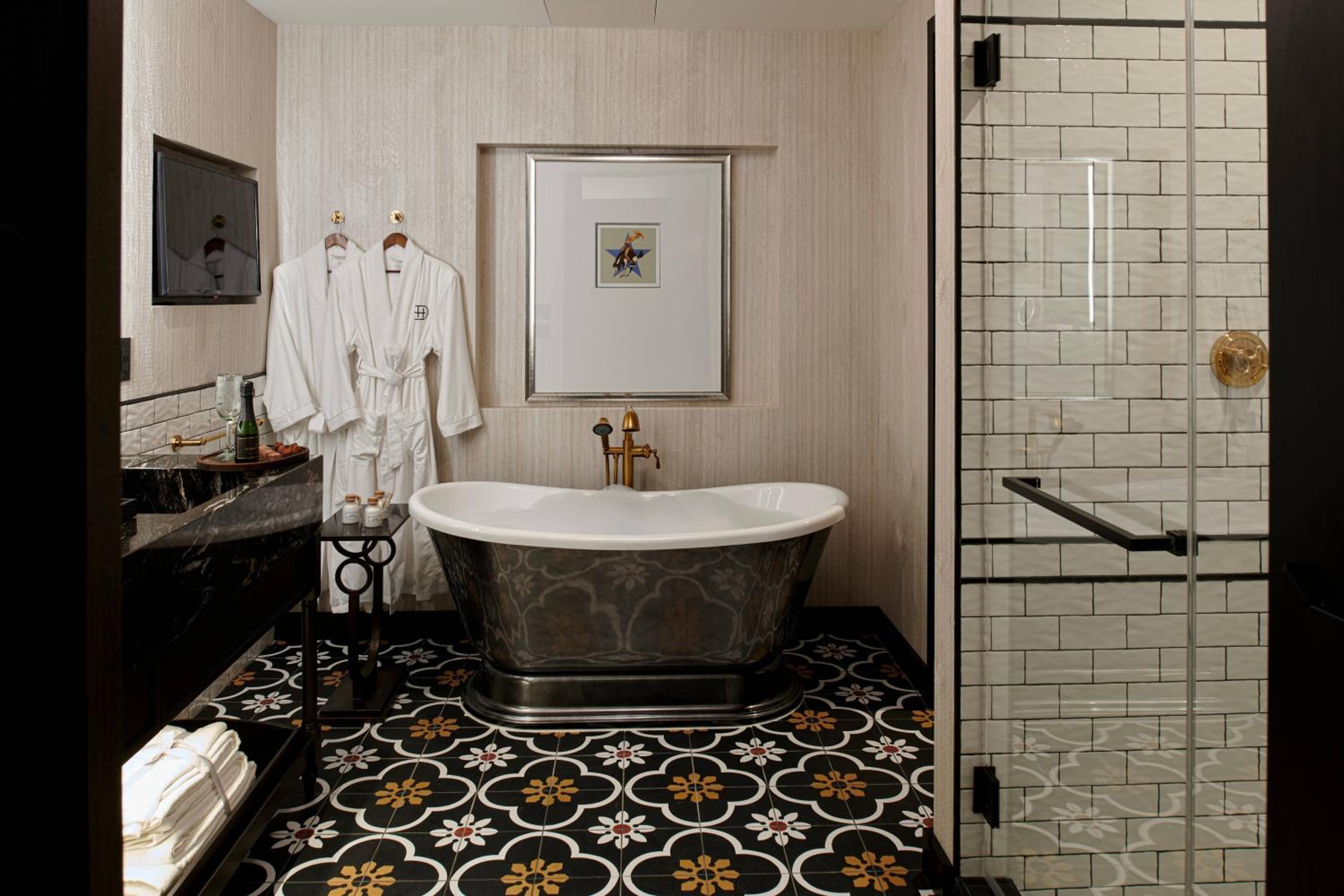 Deluxe Guest room, 1 King, with Deep Soaking Tub - Photo 3