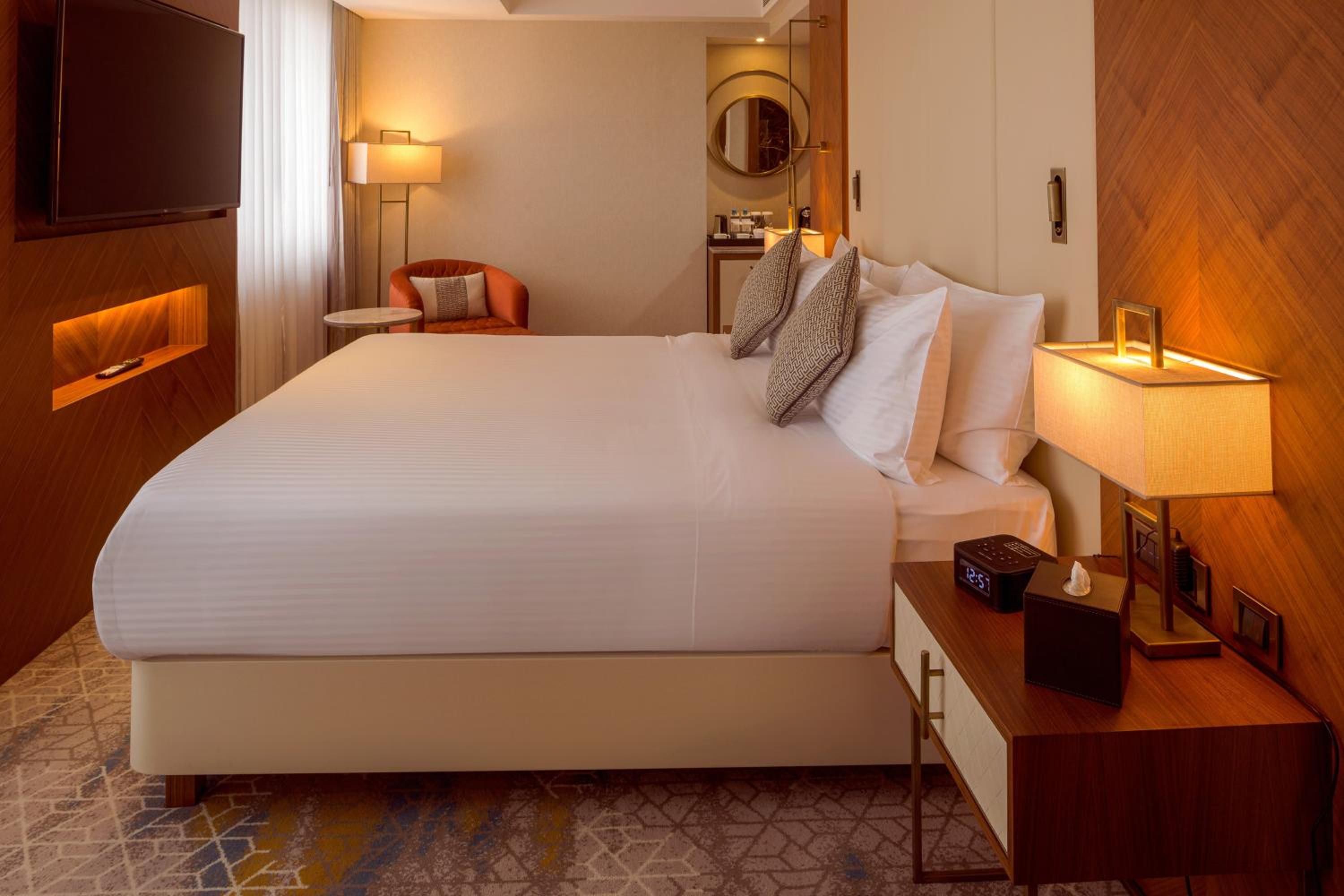 Deluxe King Room with Club Lounge Access