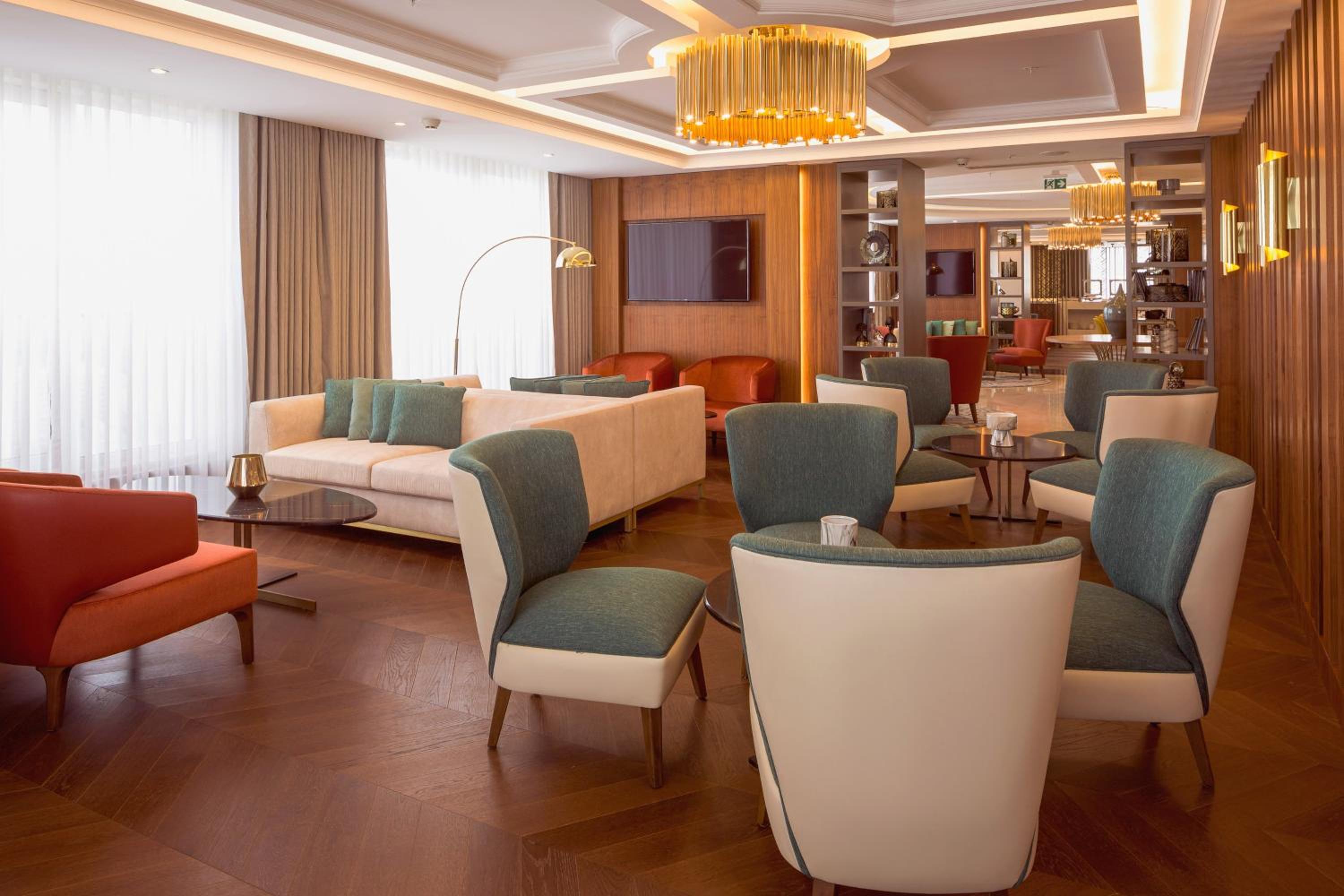 Club lounge access, Junior Suite, 1 King, Sofa bed photo 2