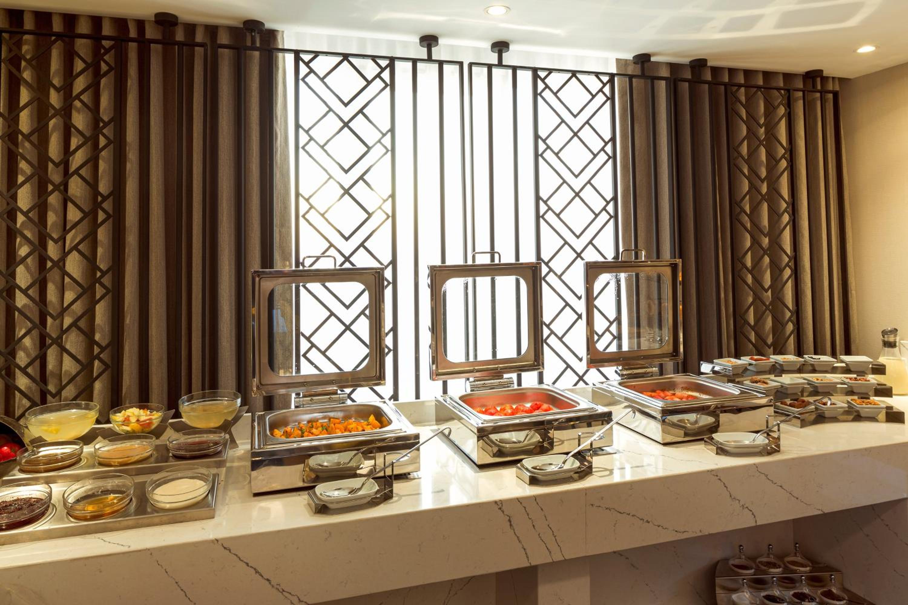 Deluxe King Room with Club Lounge Access photo 2
