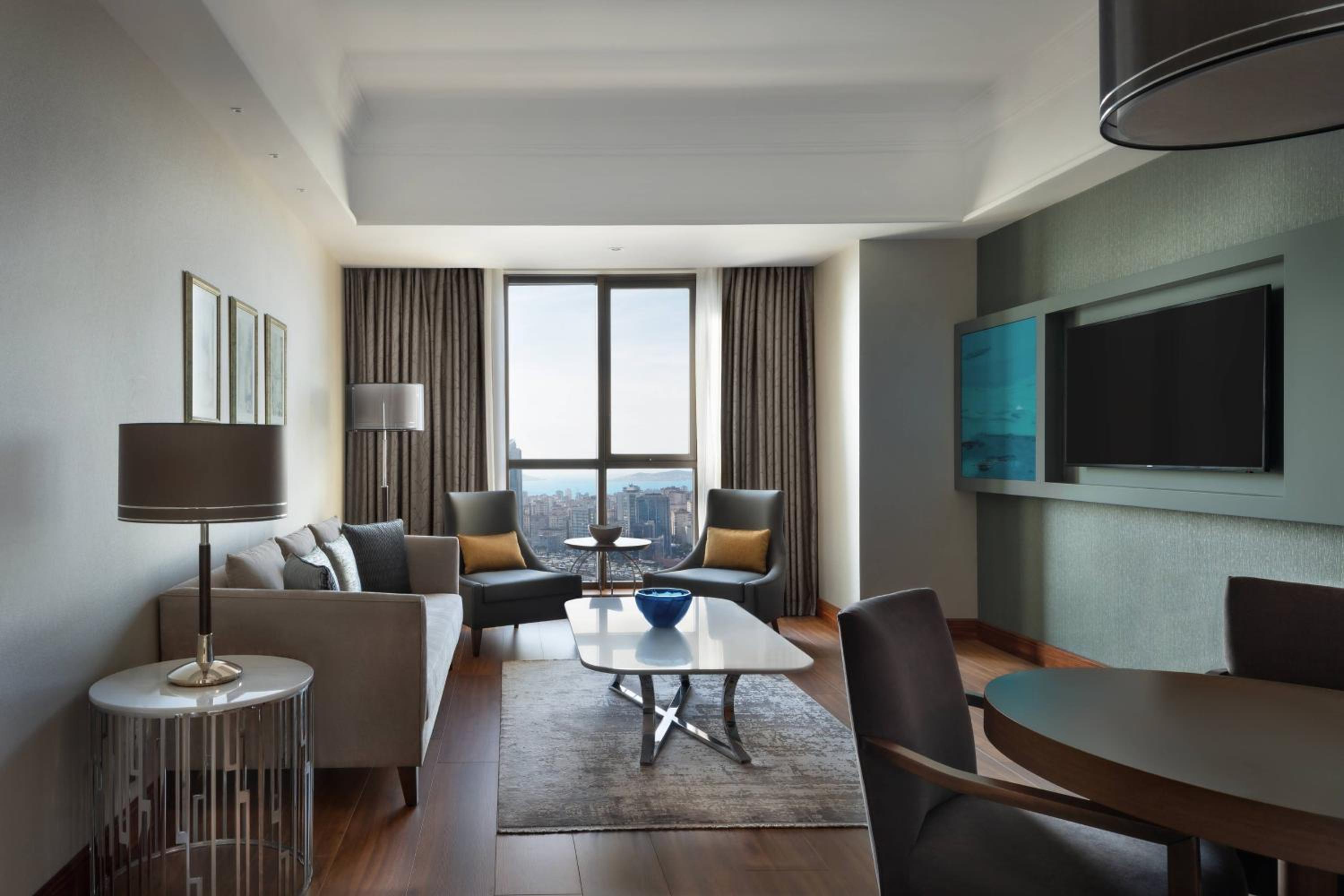 Executive King Suite with City View and Lounge Access