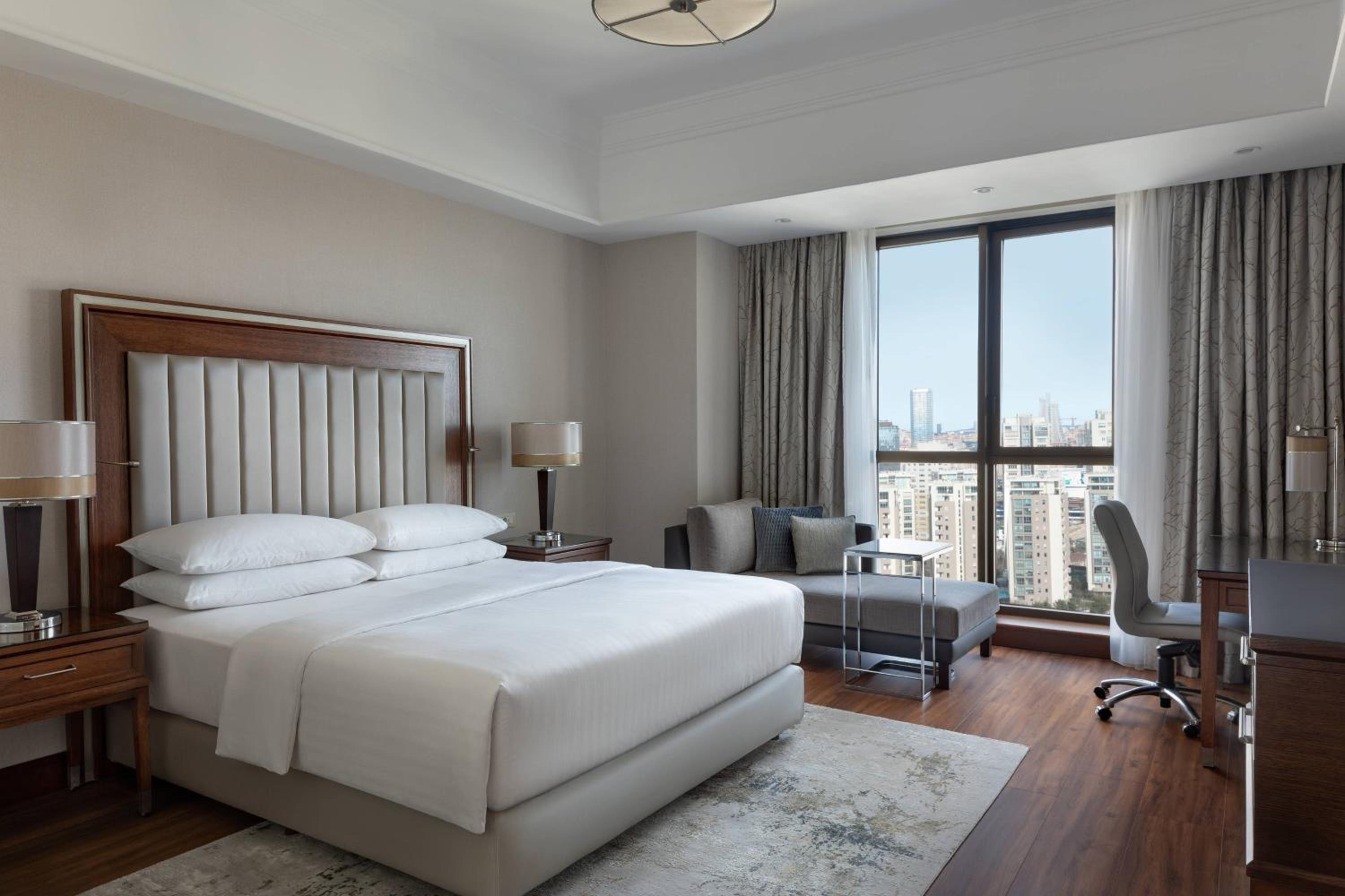 Executive King Suite with City View and Lounge Access