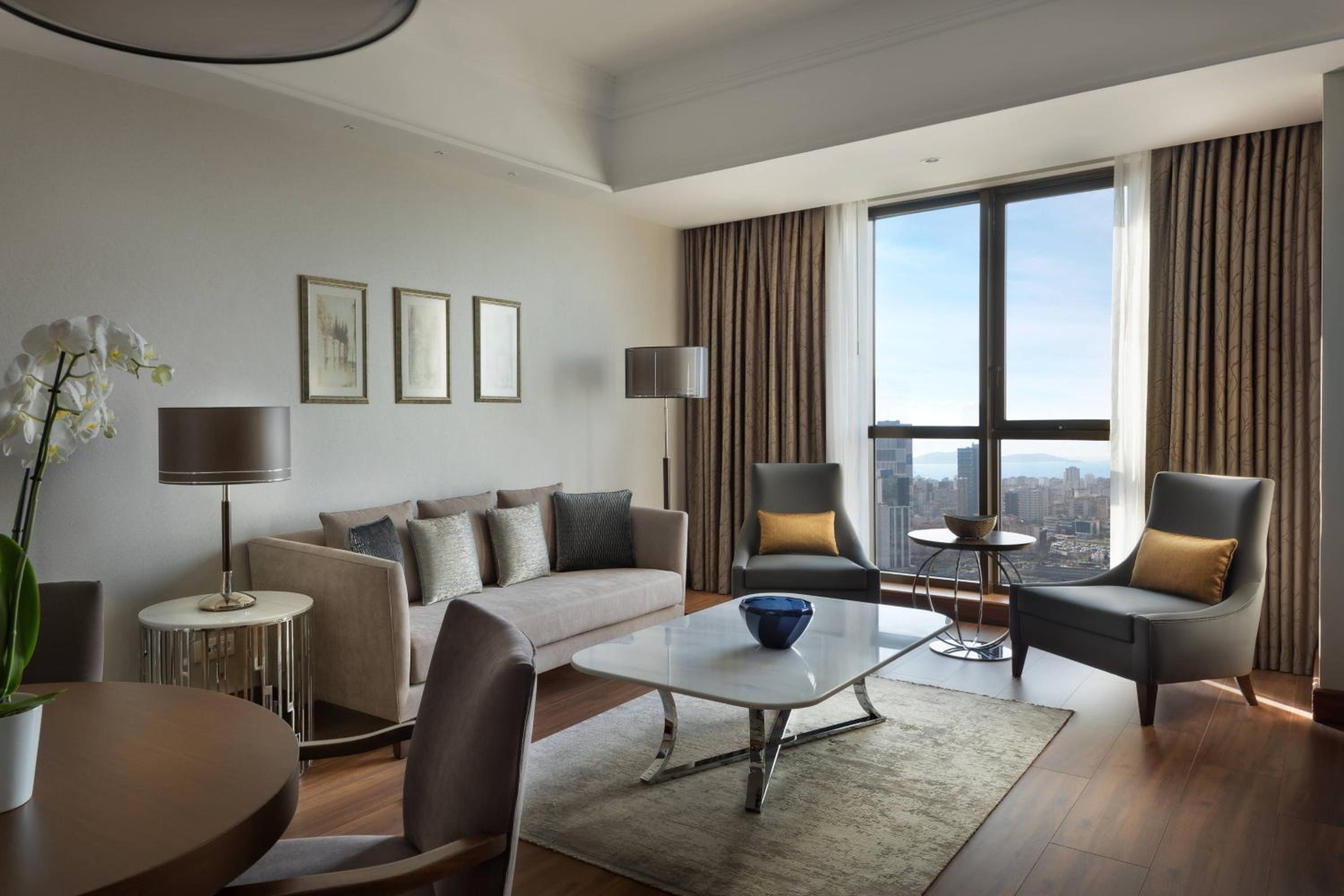 Executive King Suite with City View and Lounge Access