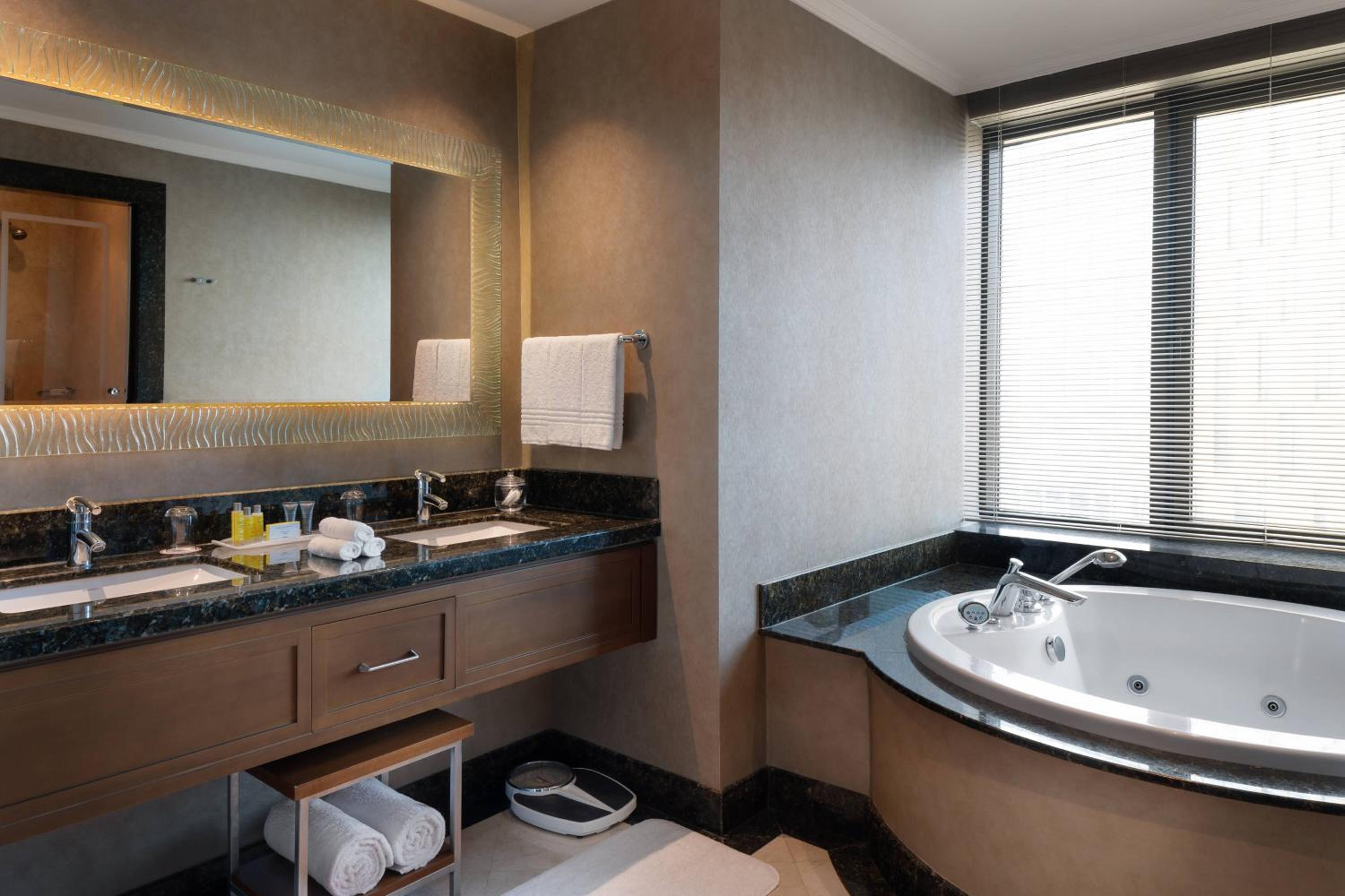 Executive King Suite with City View and Lounge Access