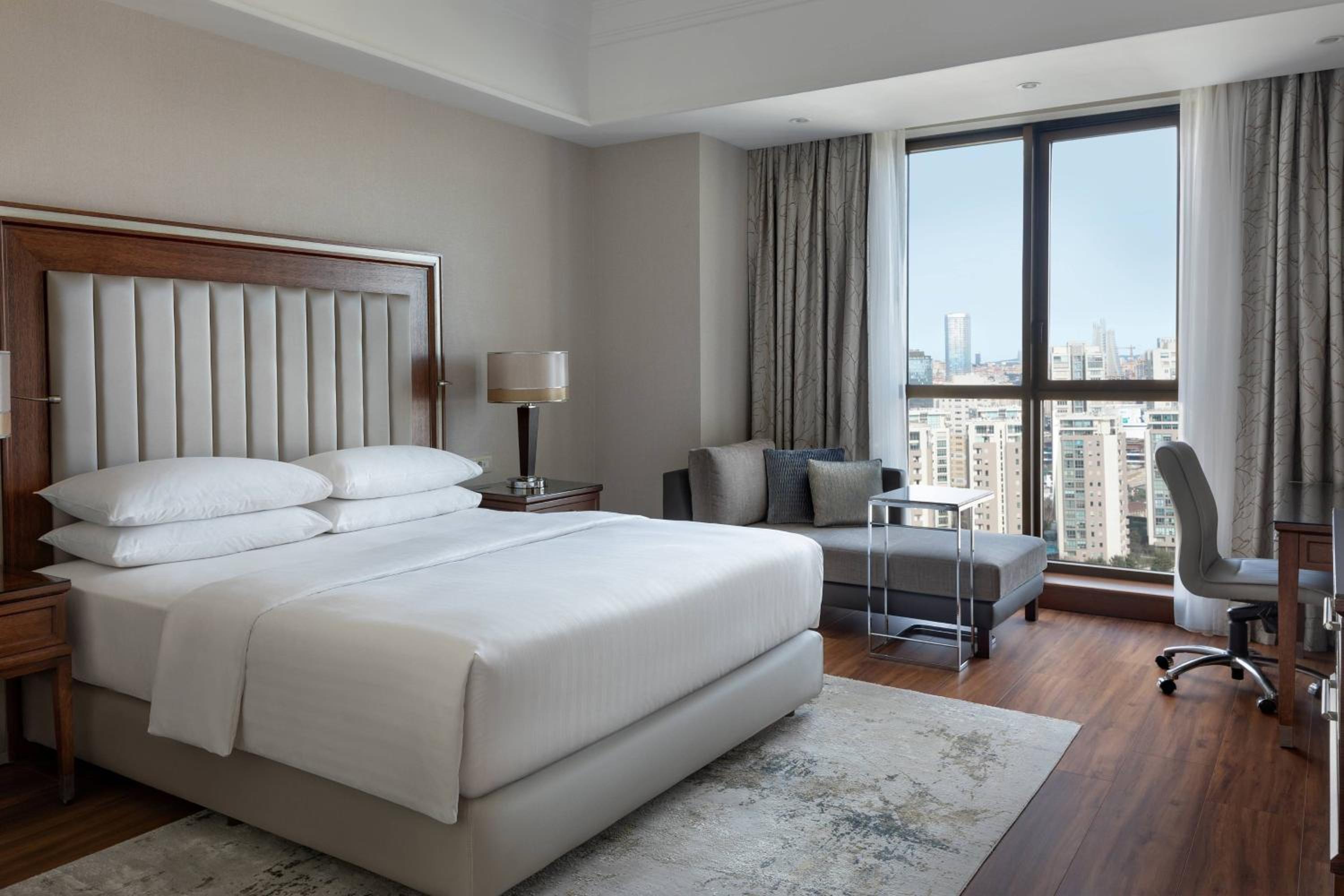 Executive King Suite with City View and Lounge Access