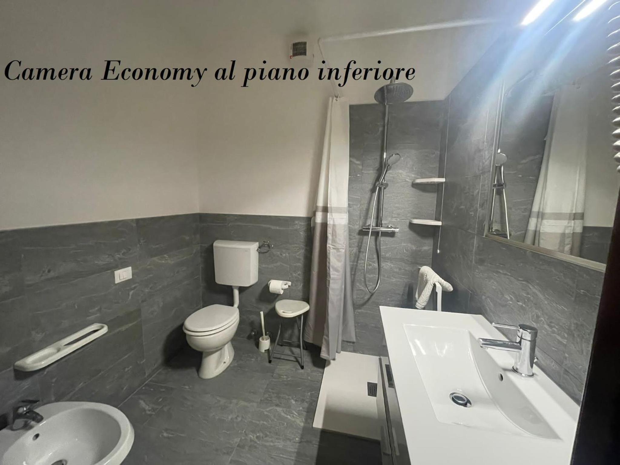 Economy Triple Room - Photo 3