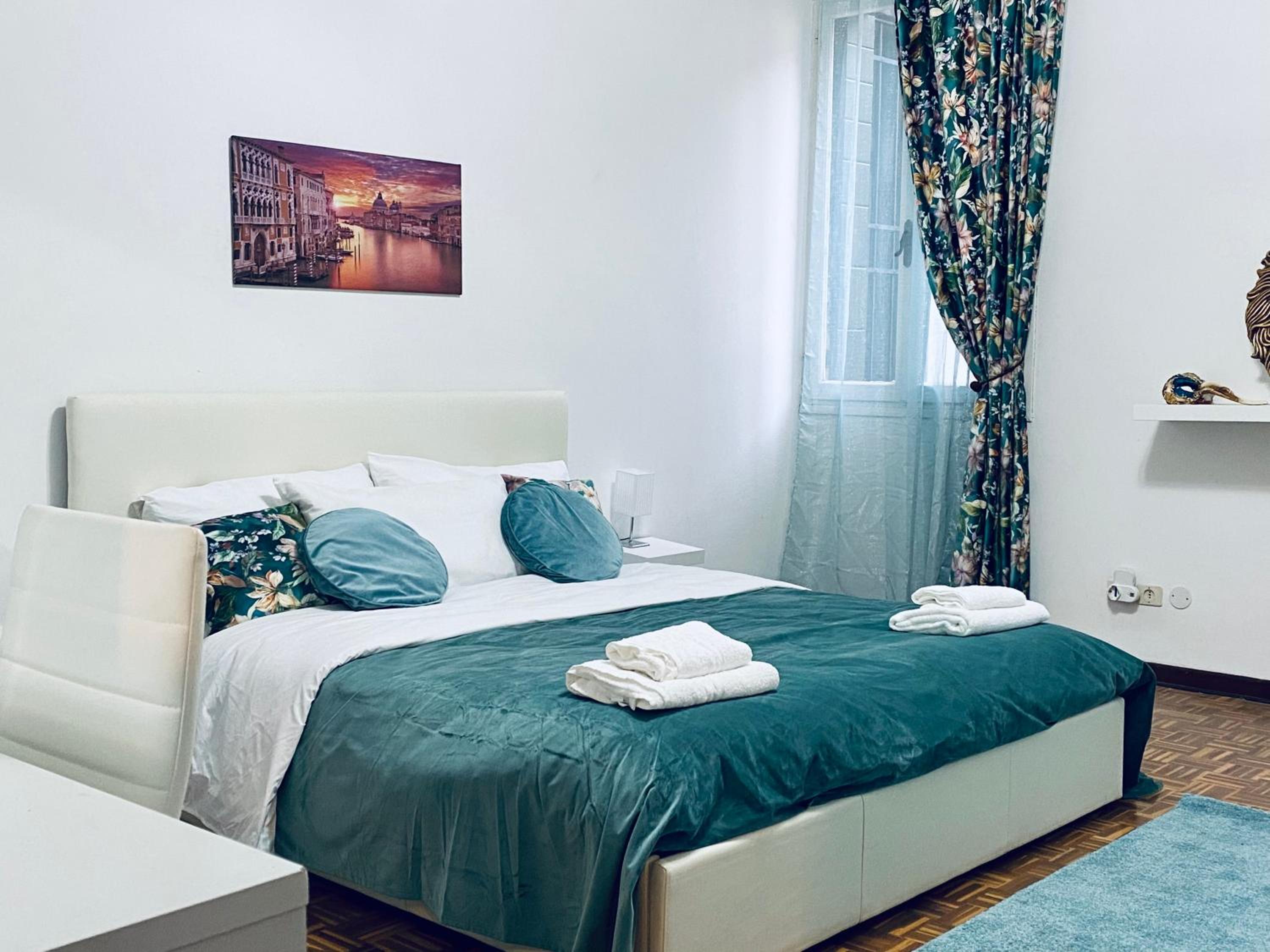 Queen Room with Shared Bathroom photo 1