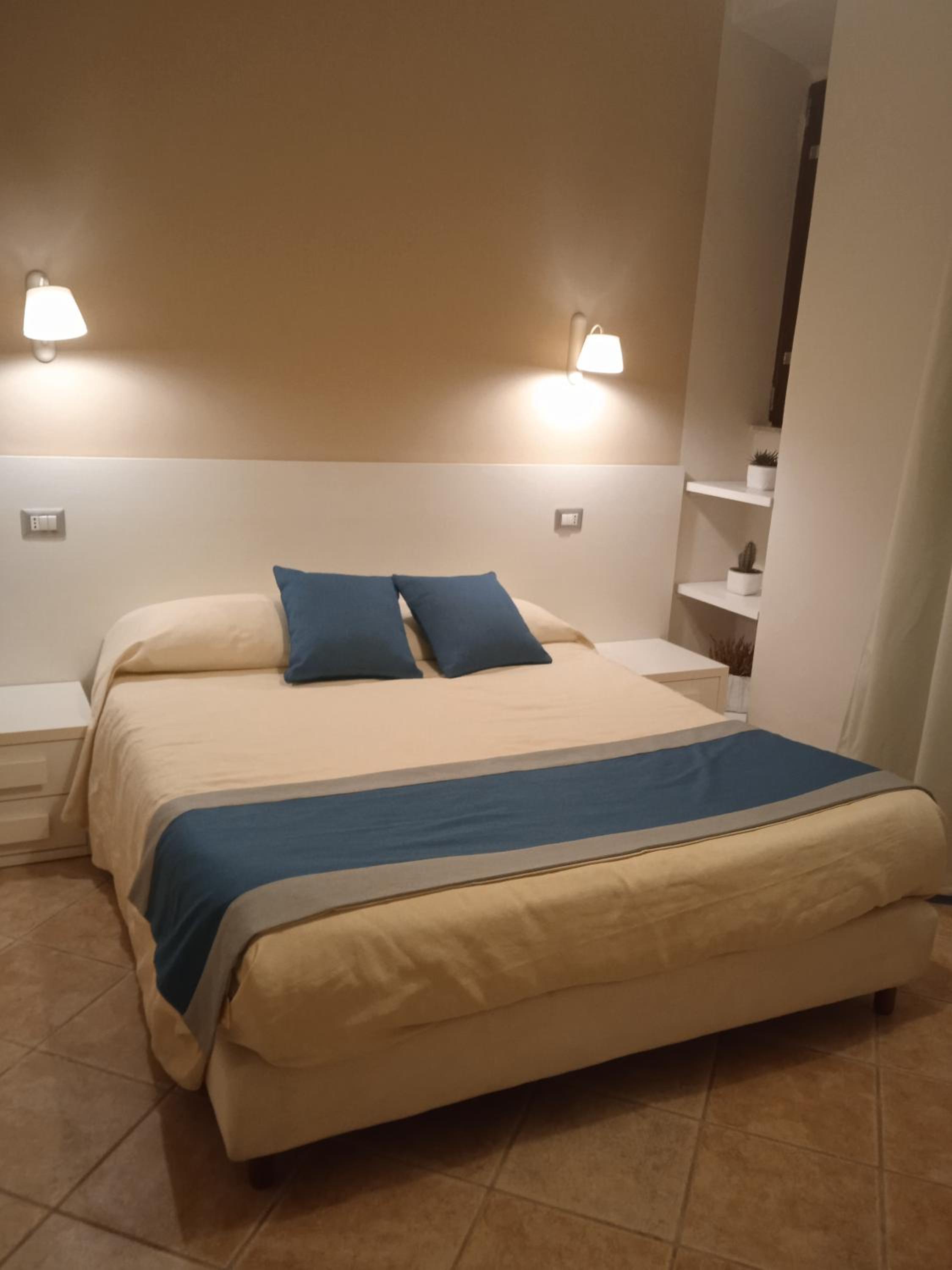 Double Room - Photo 16