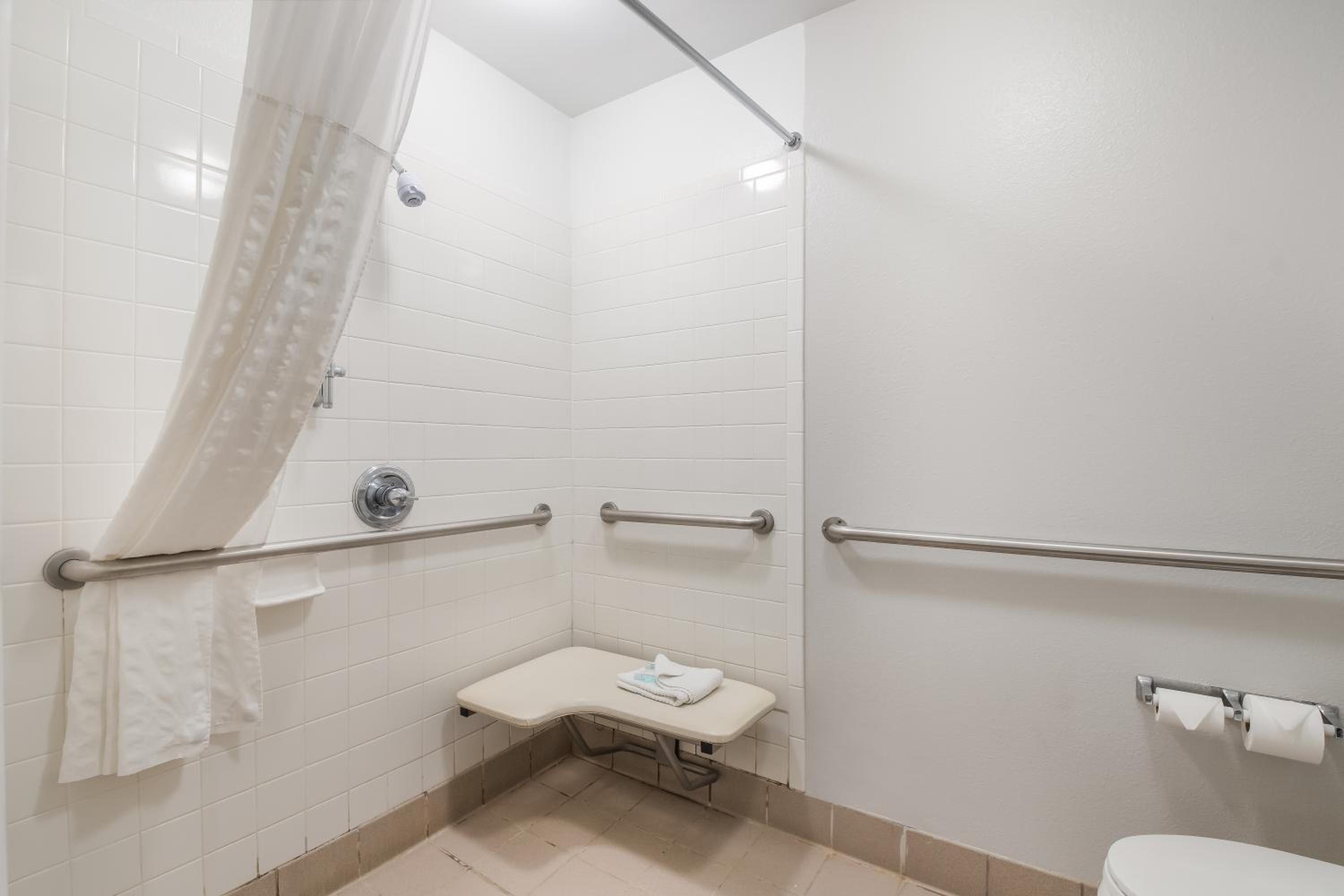 Queen Suite - Accessible/Non-Smoking photo 2