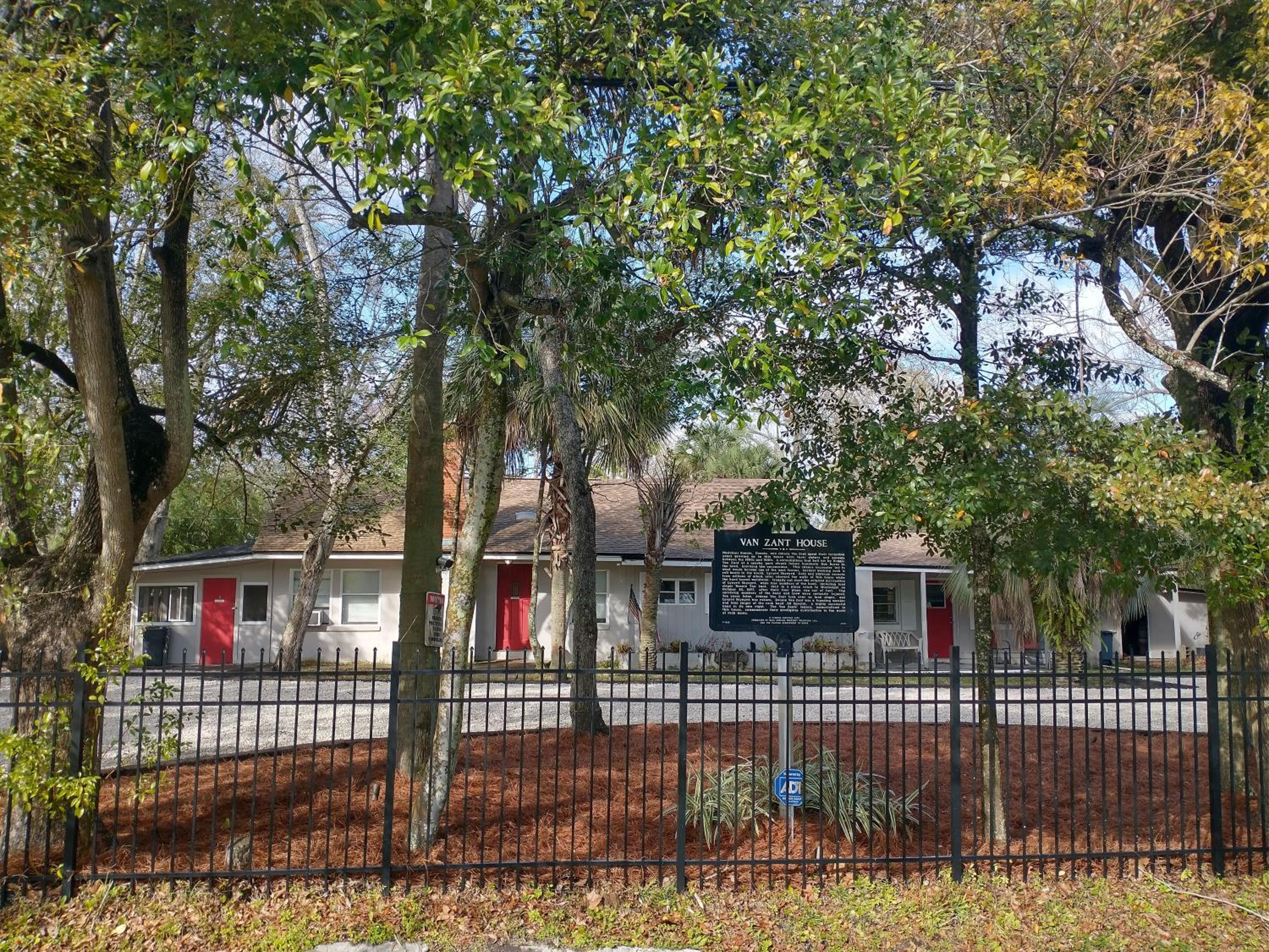 Van Zant House Annex - Photo 9