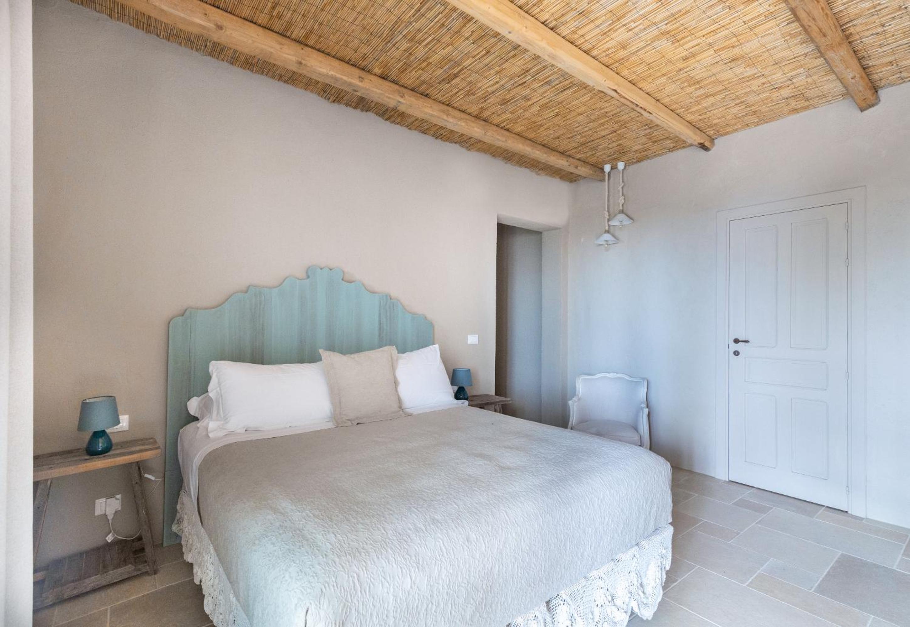Deluxe Double Room with Side Sea View