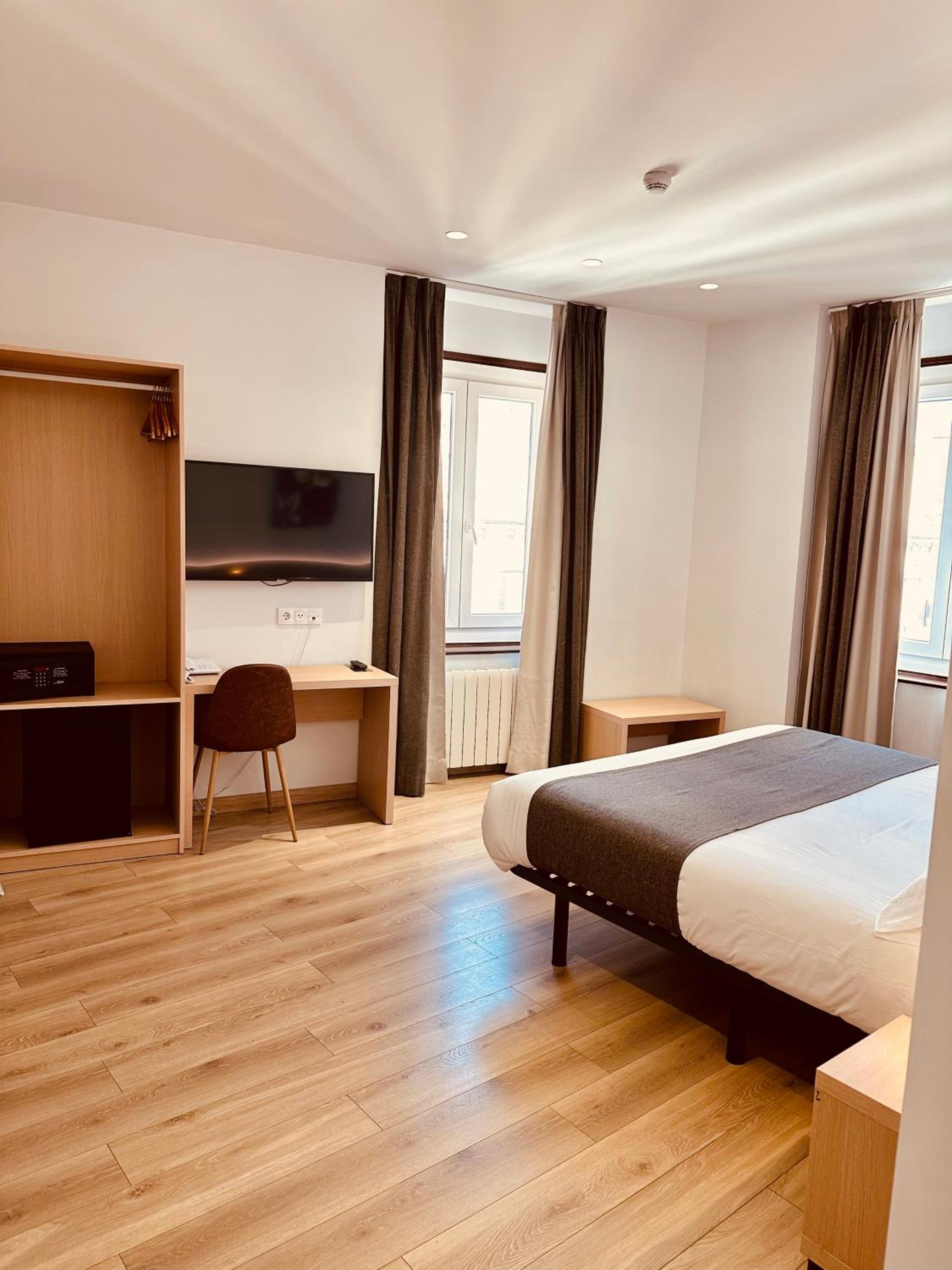 Superior Double Room with City View - Photo 9