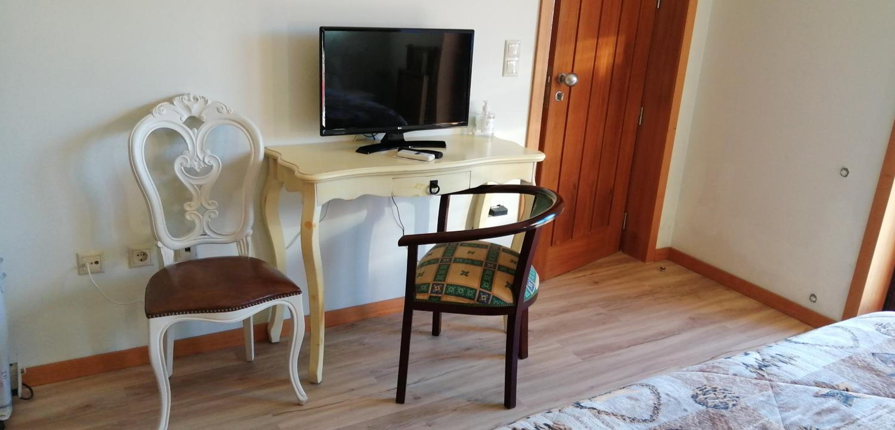 Double Room with Balcony - Photo 9