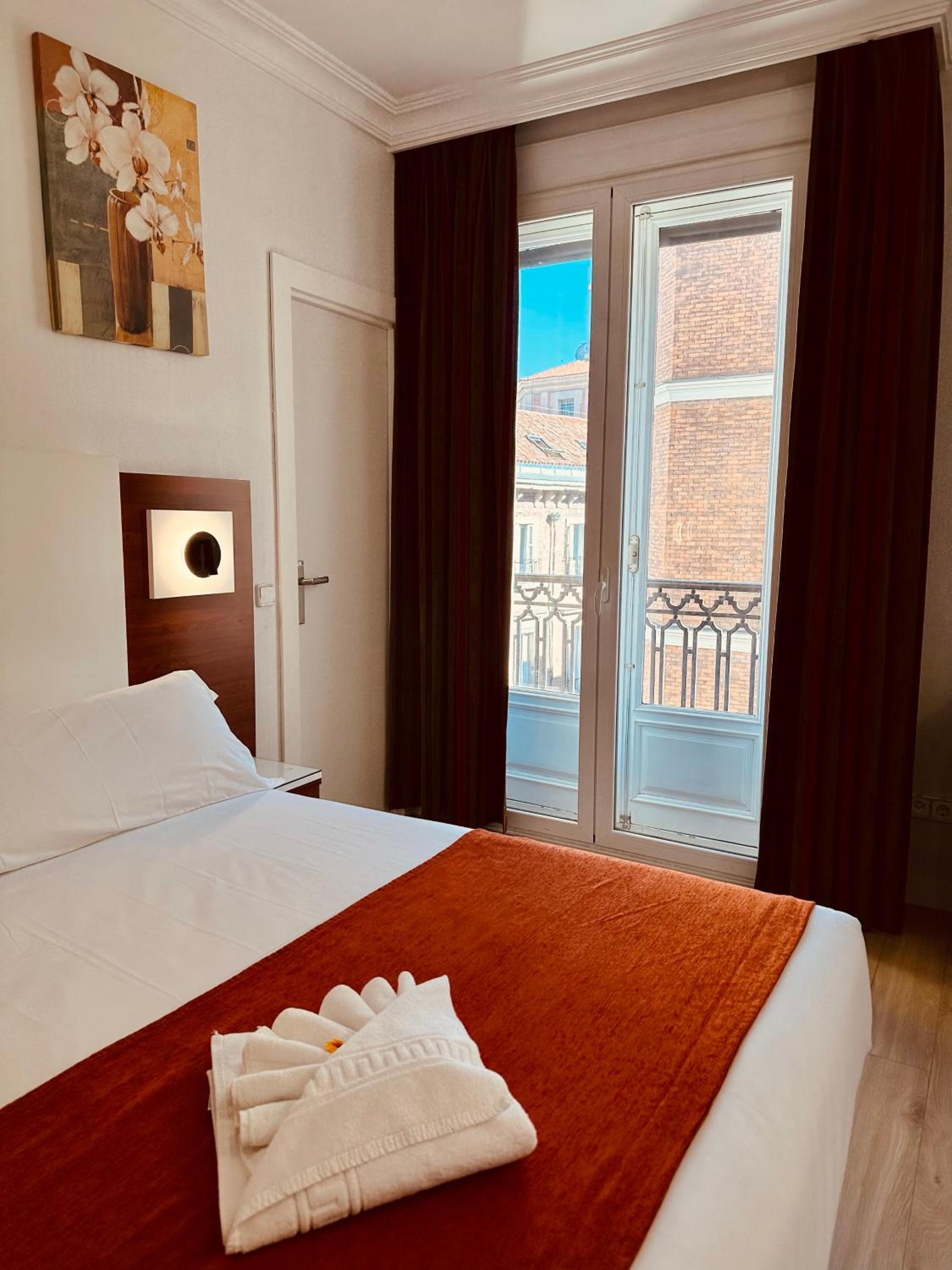 Double Room with Balcony and City View - Photo 1
