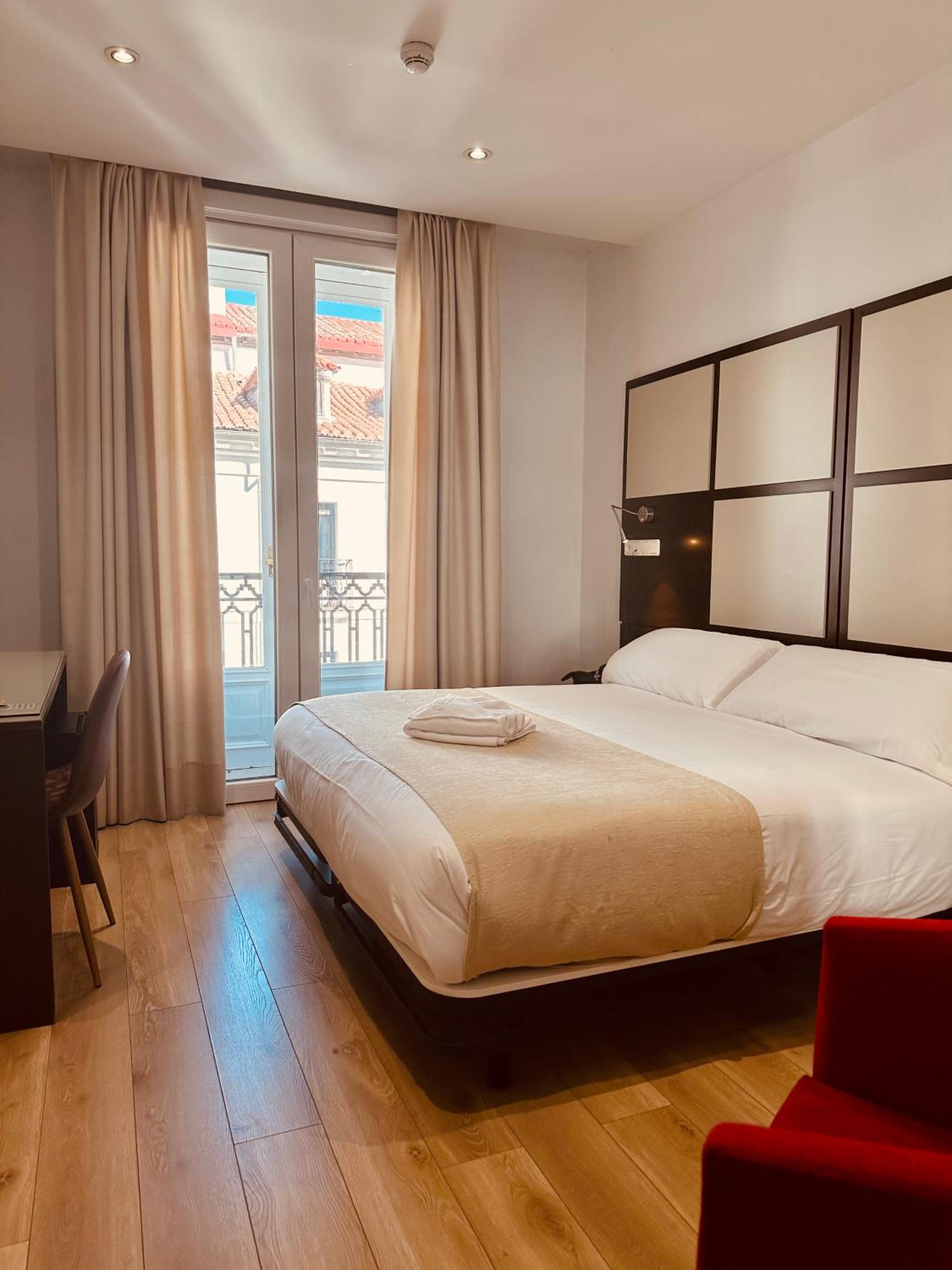 Double Room with Balcony and City View - Photo 2