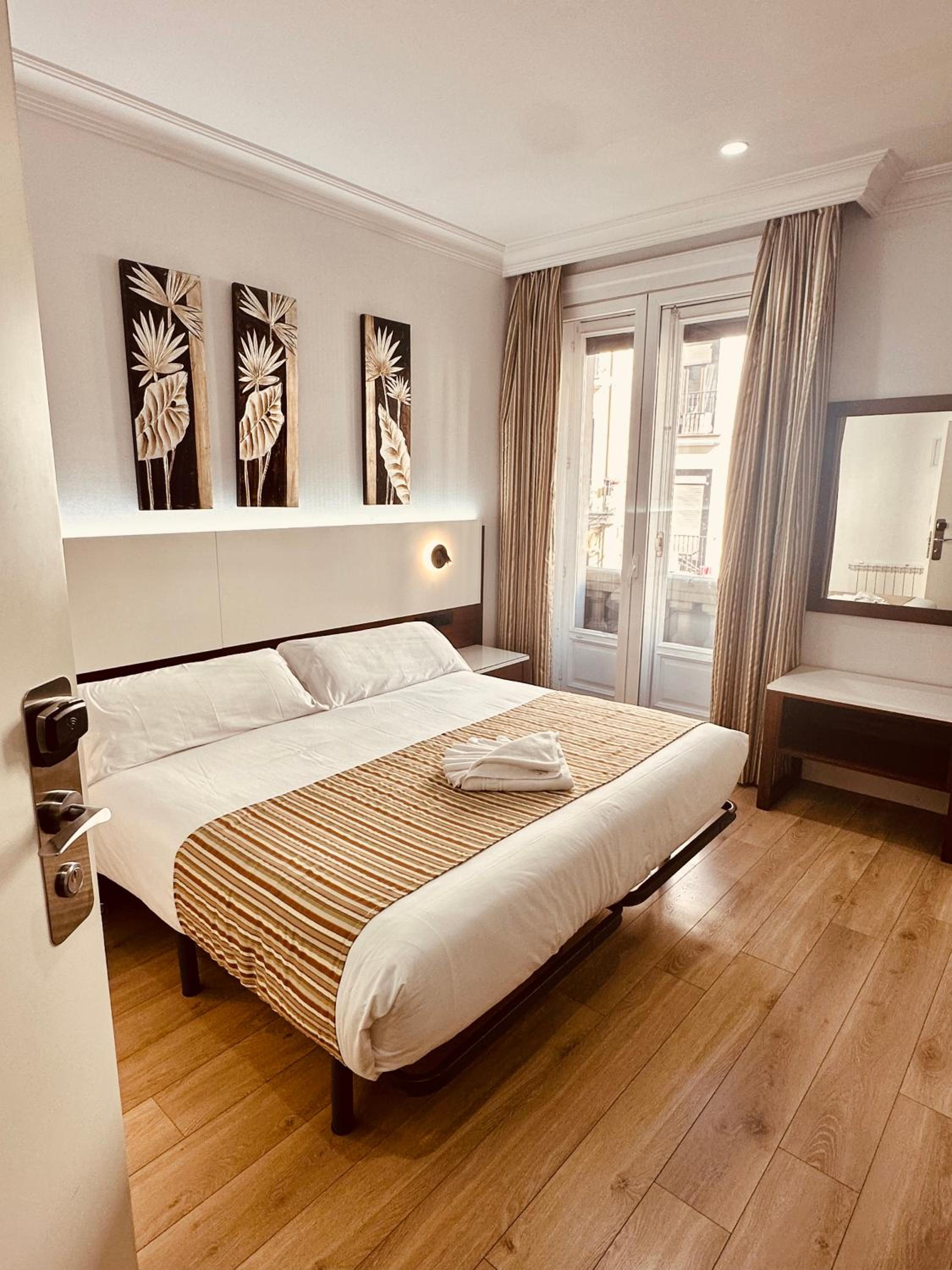 Double Room with Balcony and City View - Photo 3