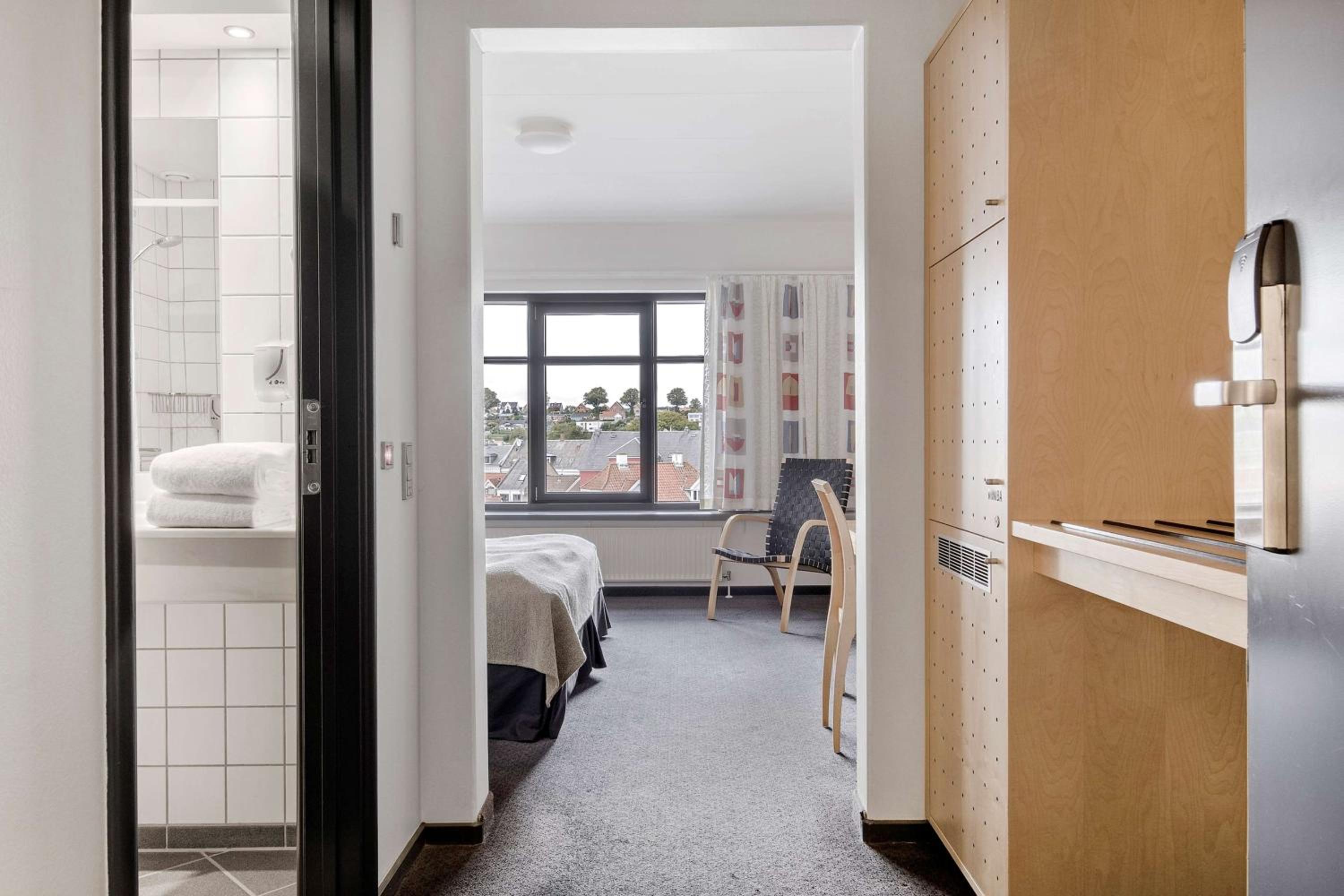 Standard Double Room - Non-Smoking - Photo 6