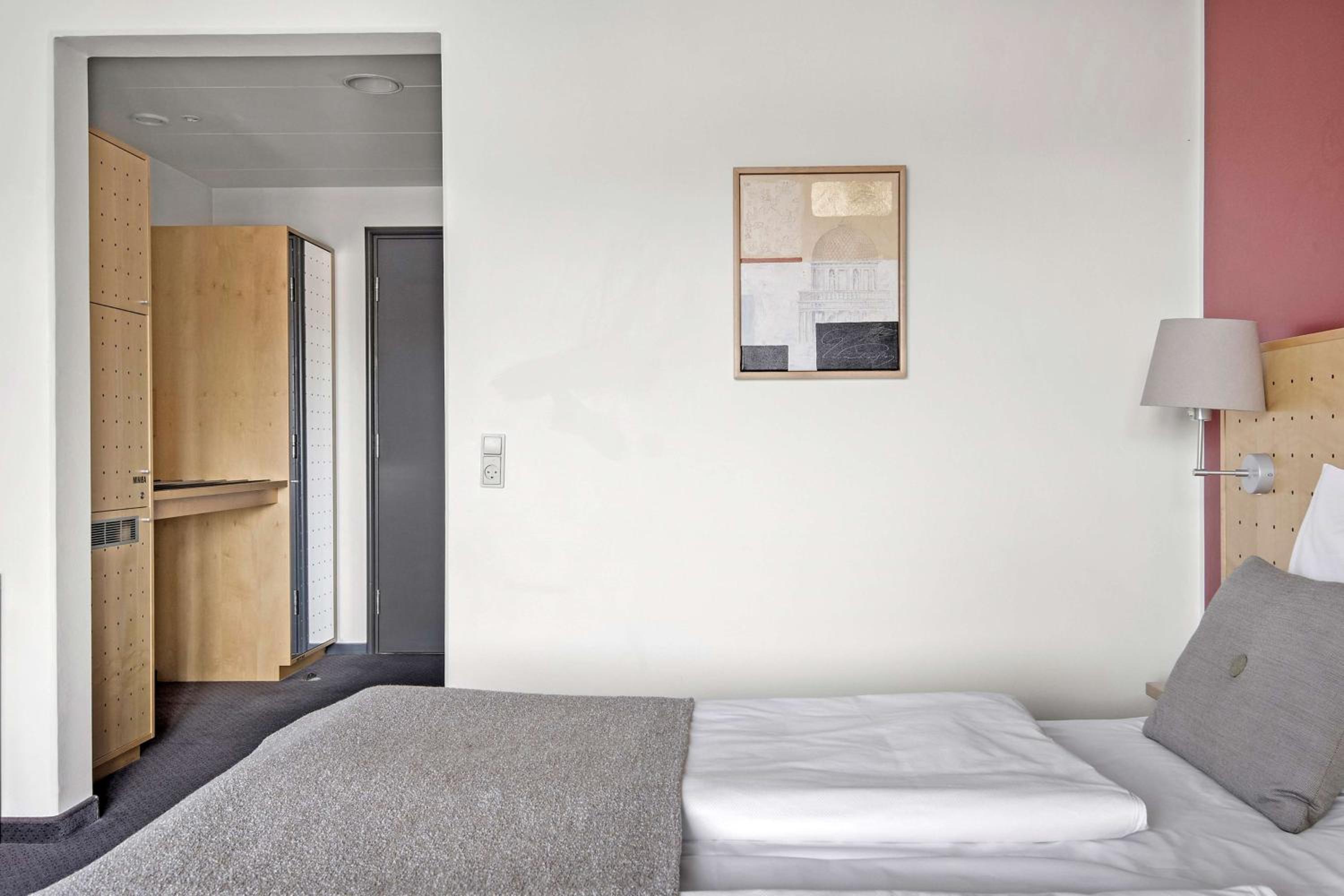 Standard Double Room - Non-Smoking - Photo 8