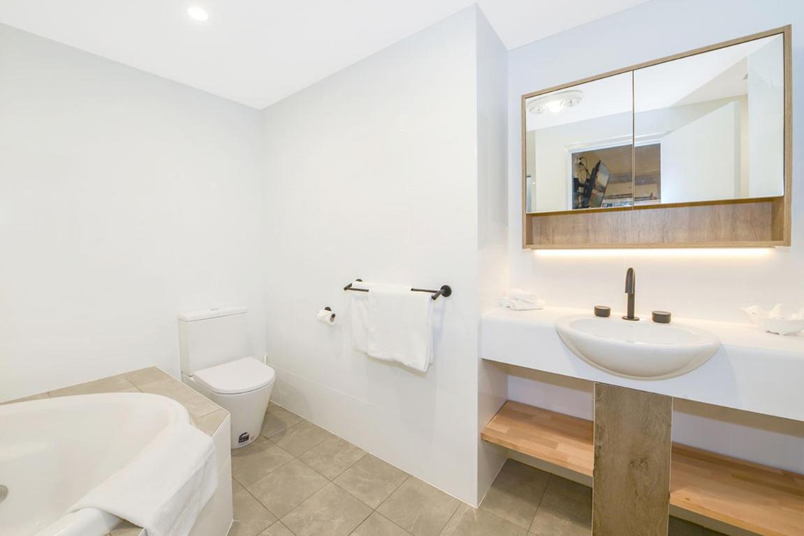 Queen Room Spa Bath Bedsitter photo 3