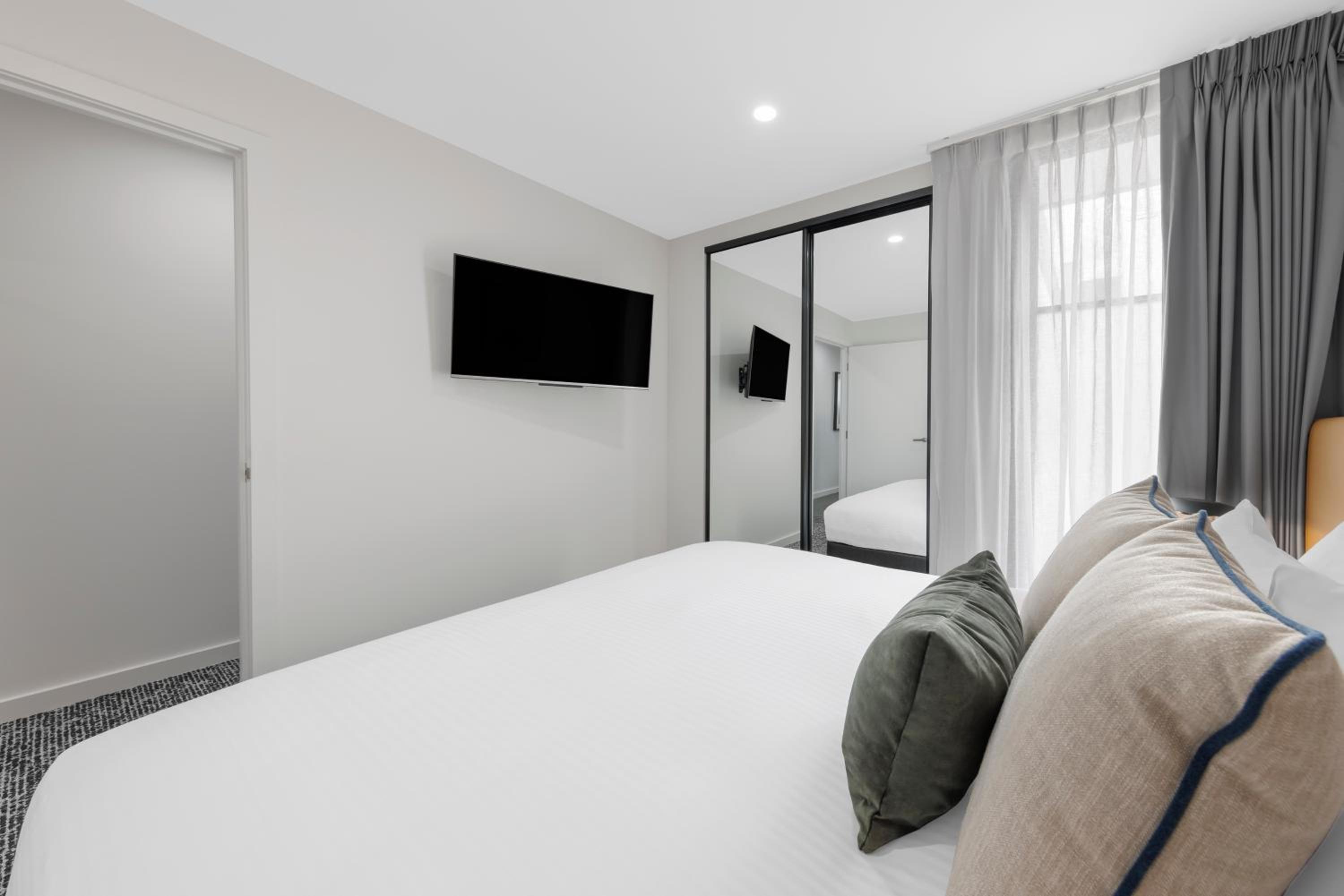 Superior One Bedroom Apartment - Photo 8