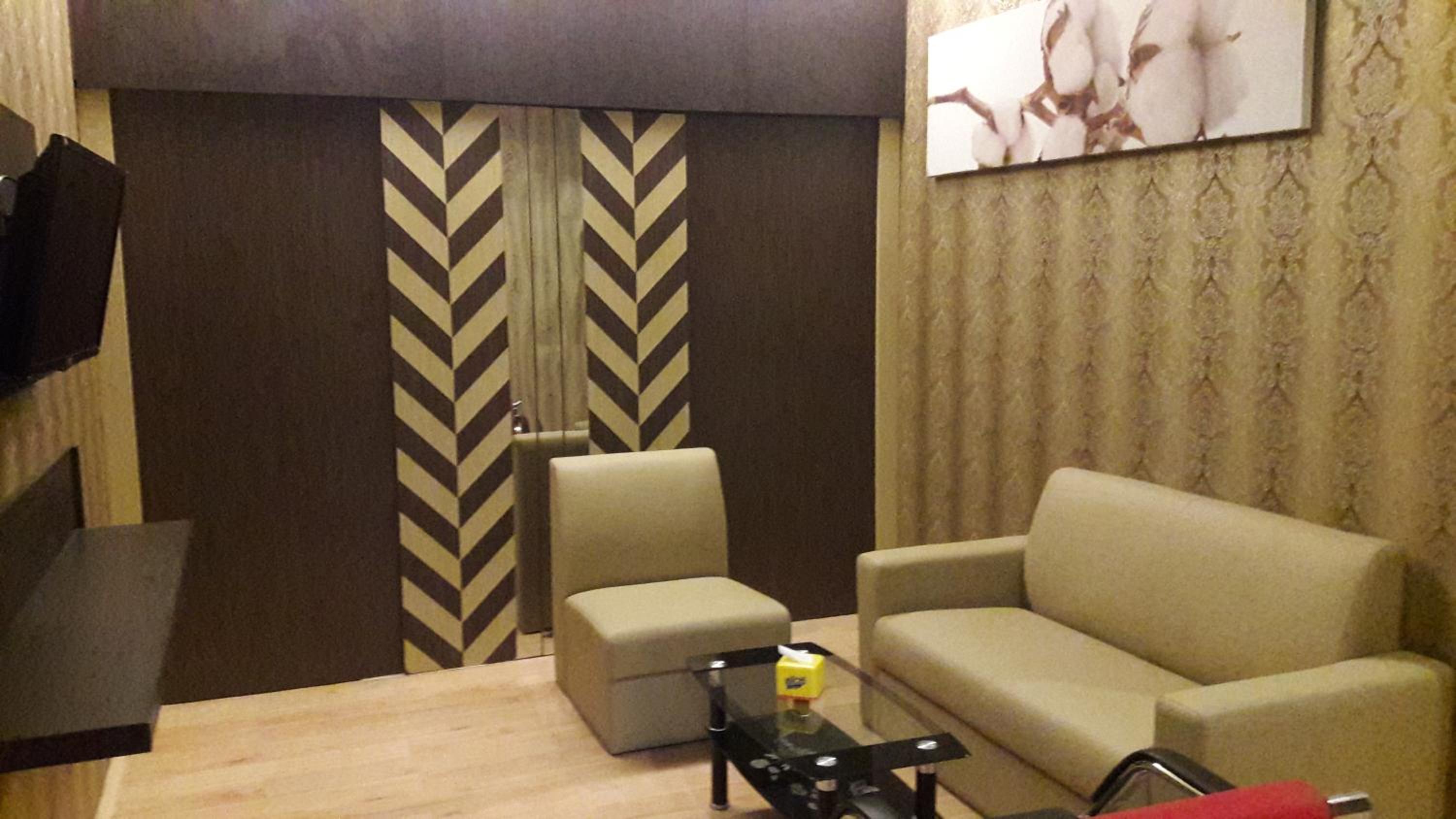 Suite - Photo 1