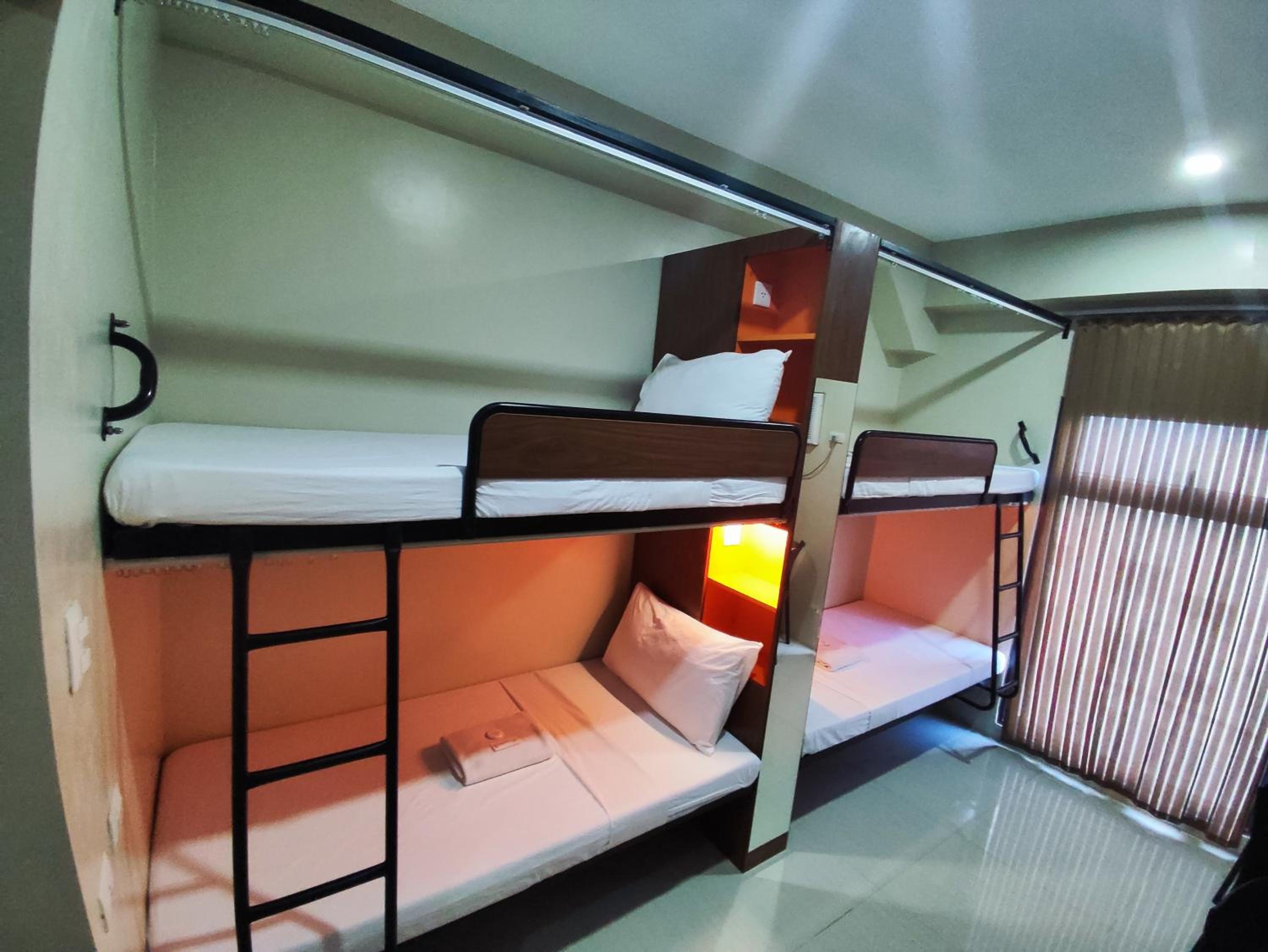Economy Quadruple Room - Photo 6