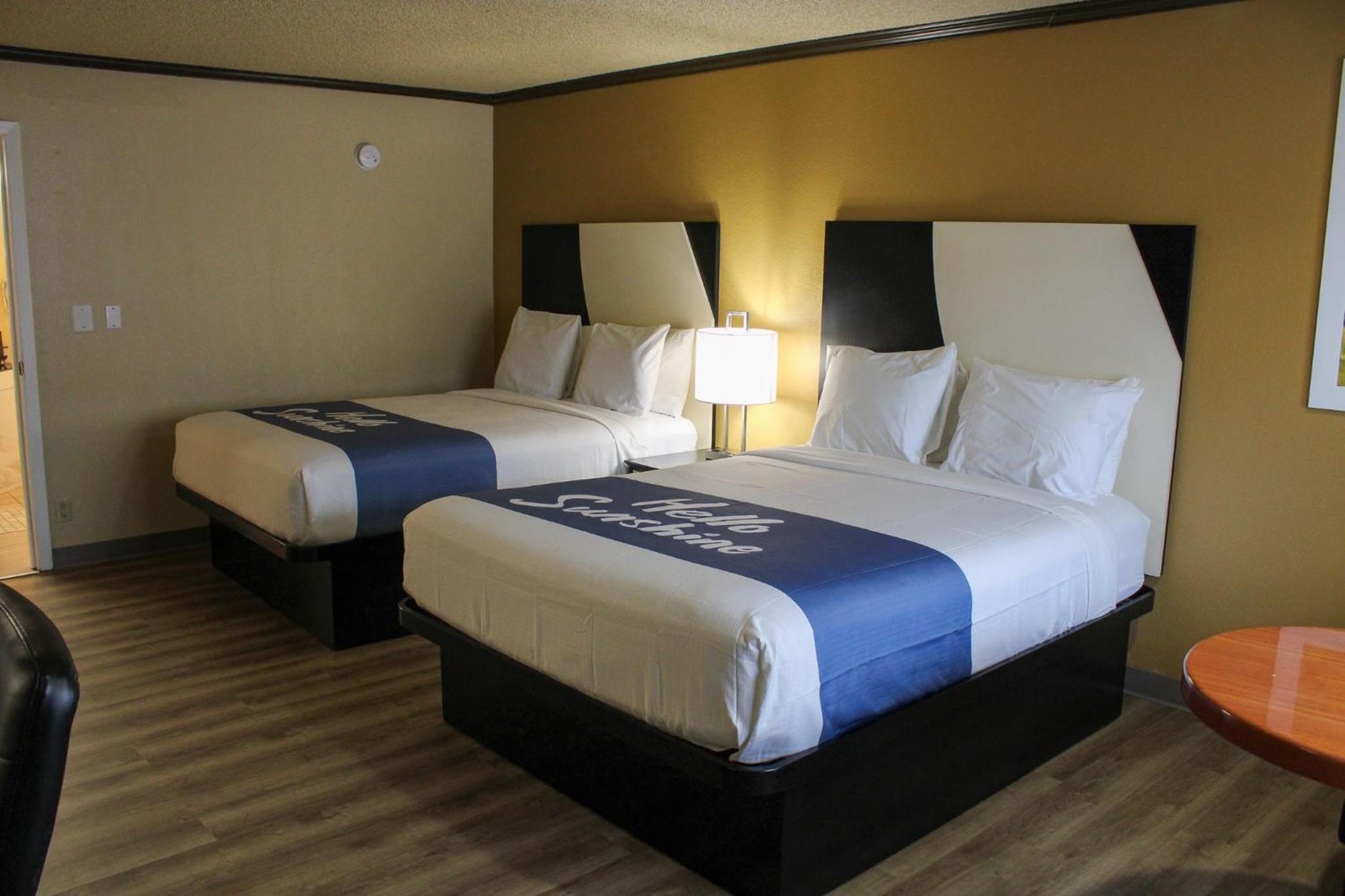 Queen Room with Two Queen Beds - Non-Smoking - Photo 2