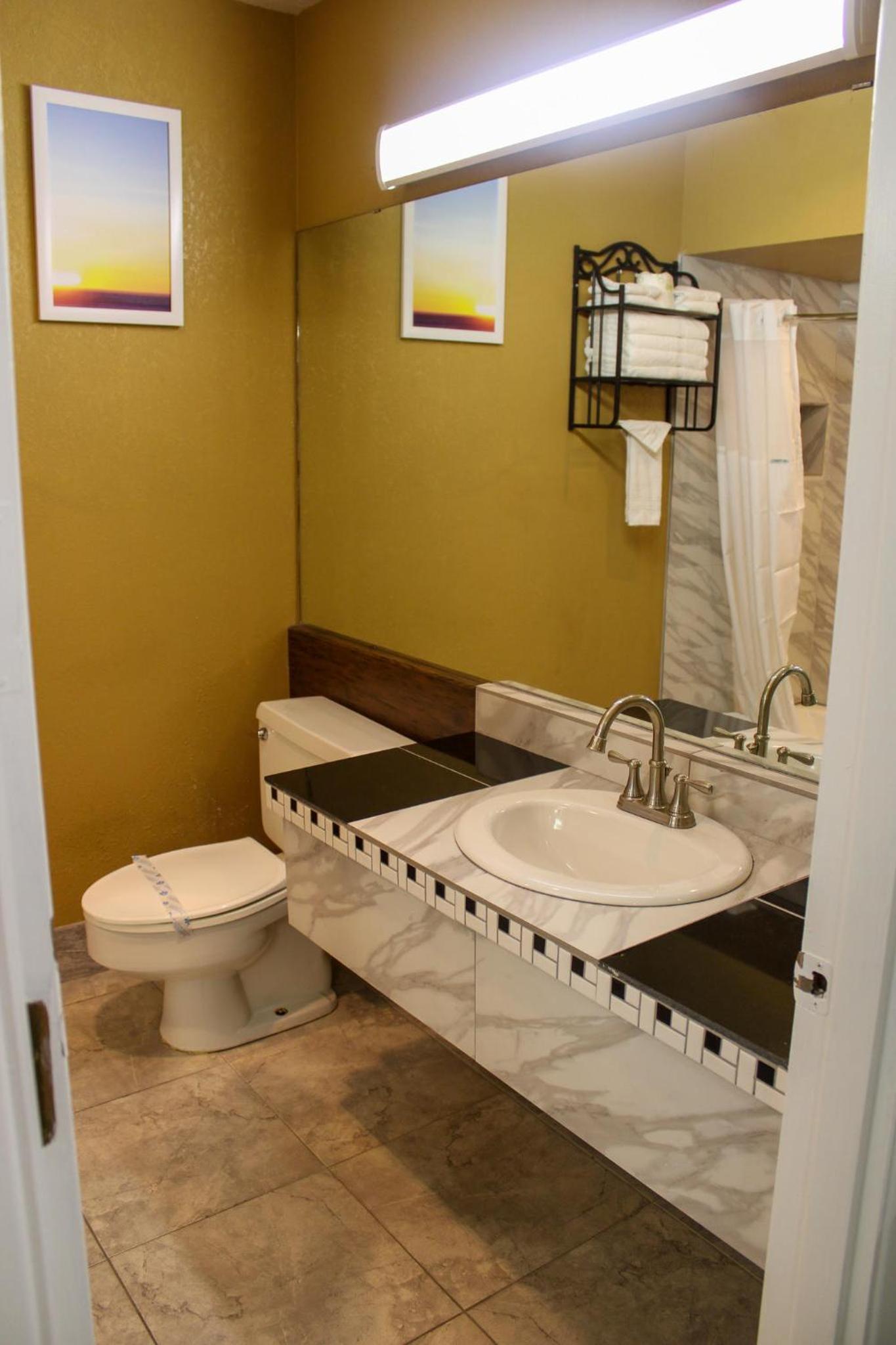 Queen Room with Two Queen Beds - Mobility Access/Non-Smoking - Photo 4