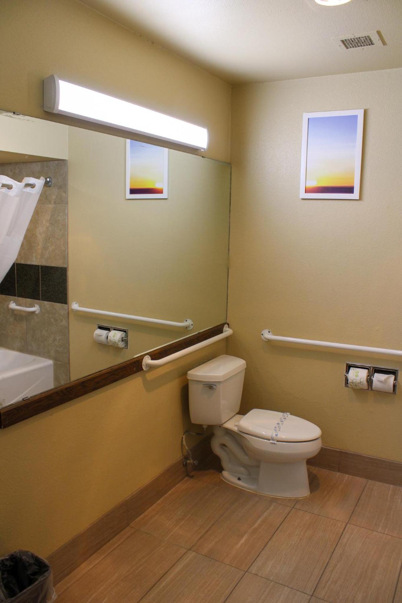 Queen Room with Two Queen Beds - Mobility Access/Non-Smoking - Photo 3