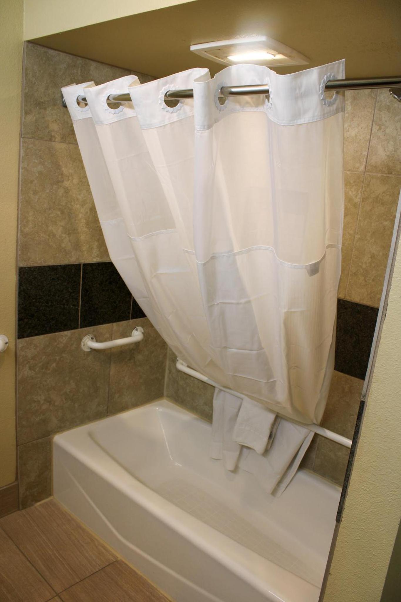 Queen Room with Two Queen Beds - Non-Smoking - Photo 4