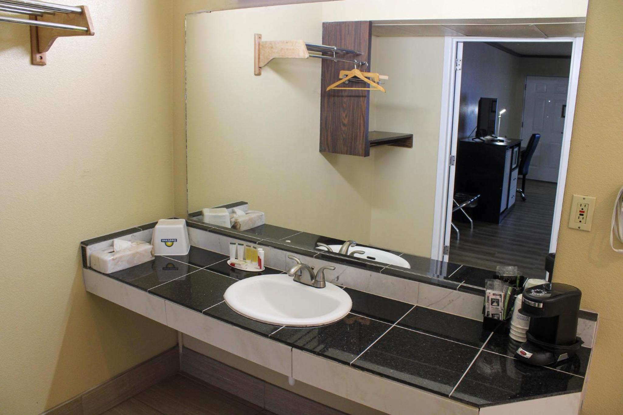Deluxe Queen Room with Two Queen Beds - Non-Smoking - Photo 2