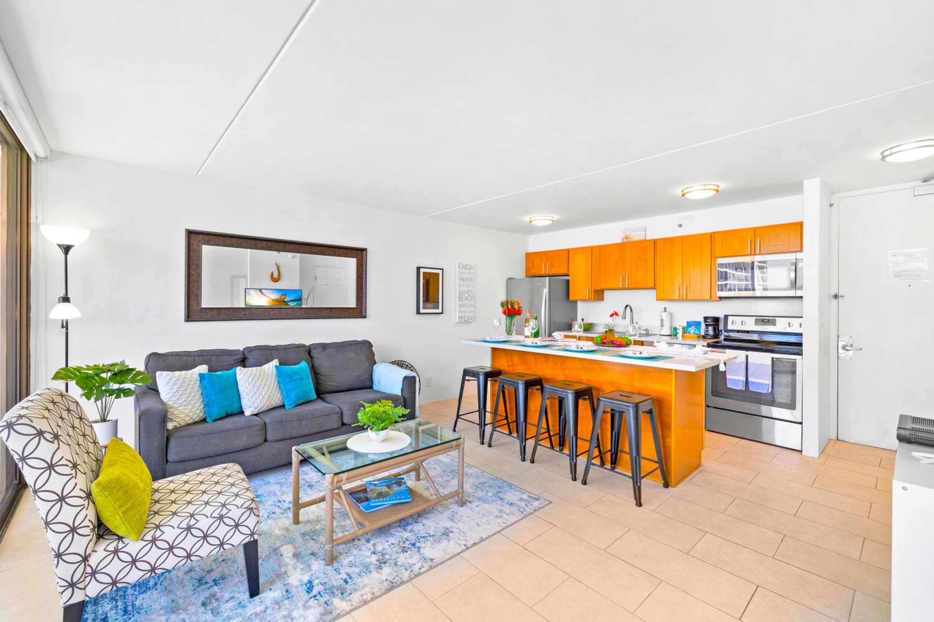 Waikiki condo with lanai & pool access, 1 block to the beach: One-Bedroom Apartment photo