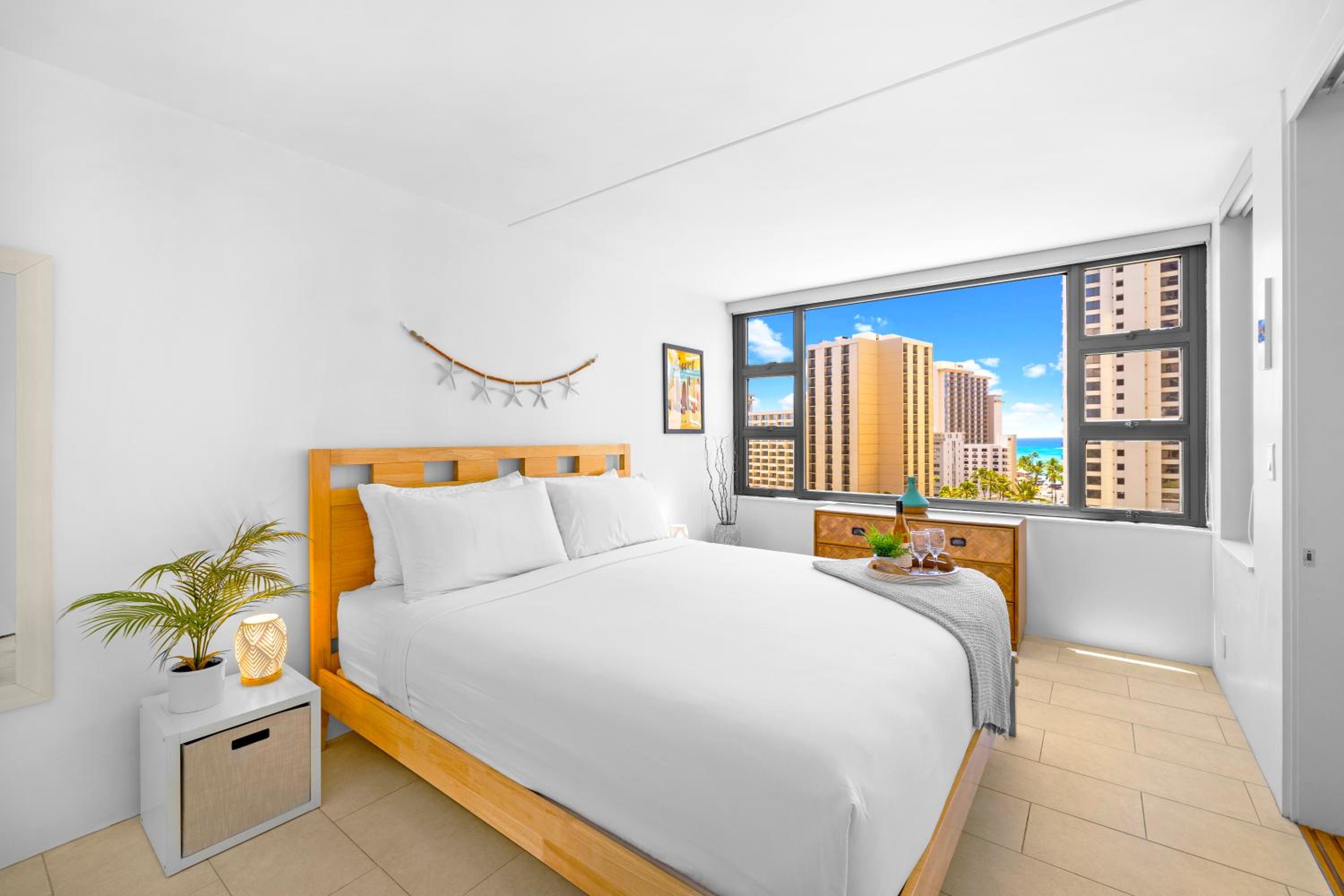 Waikiki condo with lanai & pool access, 1 block to the beach: One-Bedroom Apartment photo