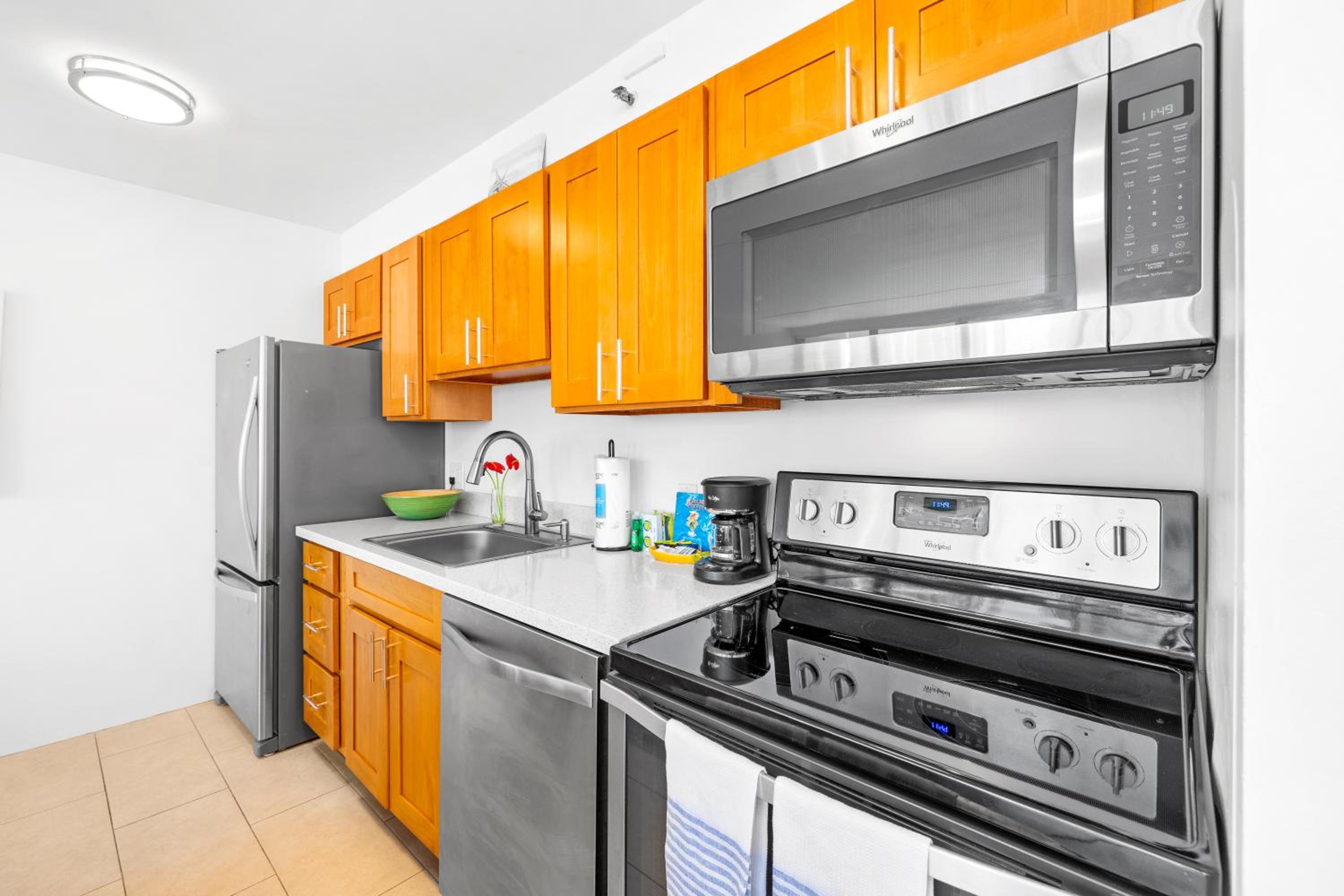 Waikiki condo with lanai & pool access, 1 block to the beach: One-Bedroom Apartment photo