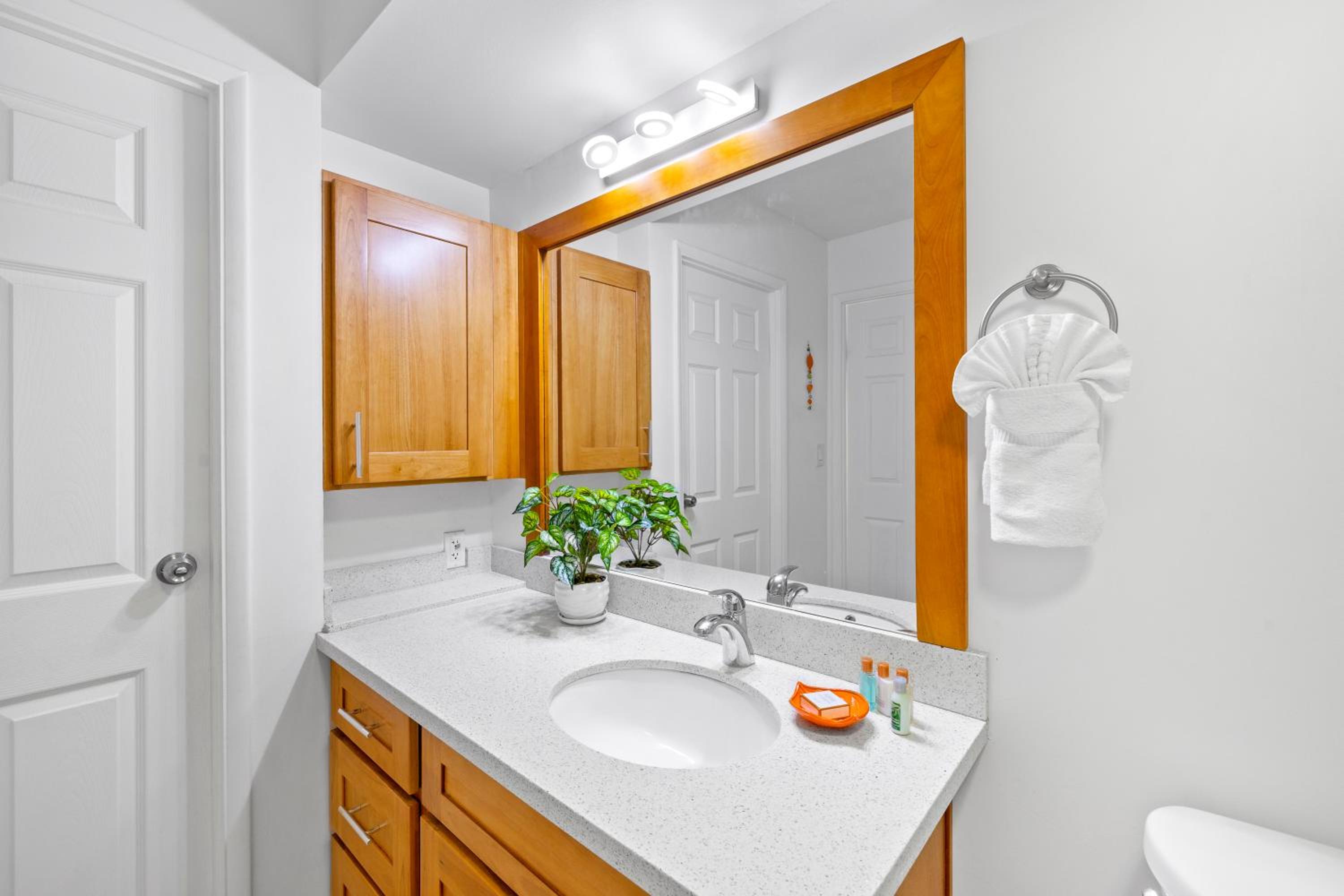 Waikiki condo with lanai & pool access, 1 block to the beach: One-Bedroom Apartment photo