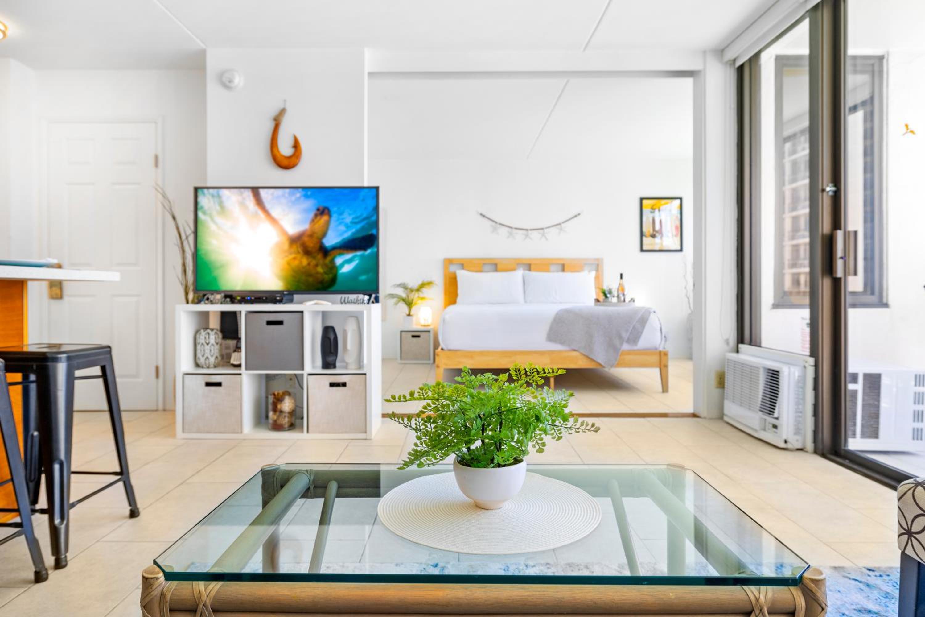 Waikiki condo with lanai & pool access, 1 block to the beach: One-Bedroom Apartment photo