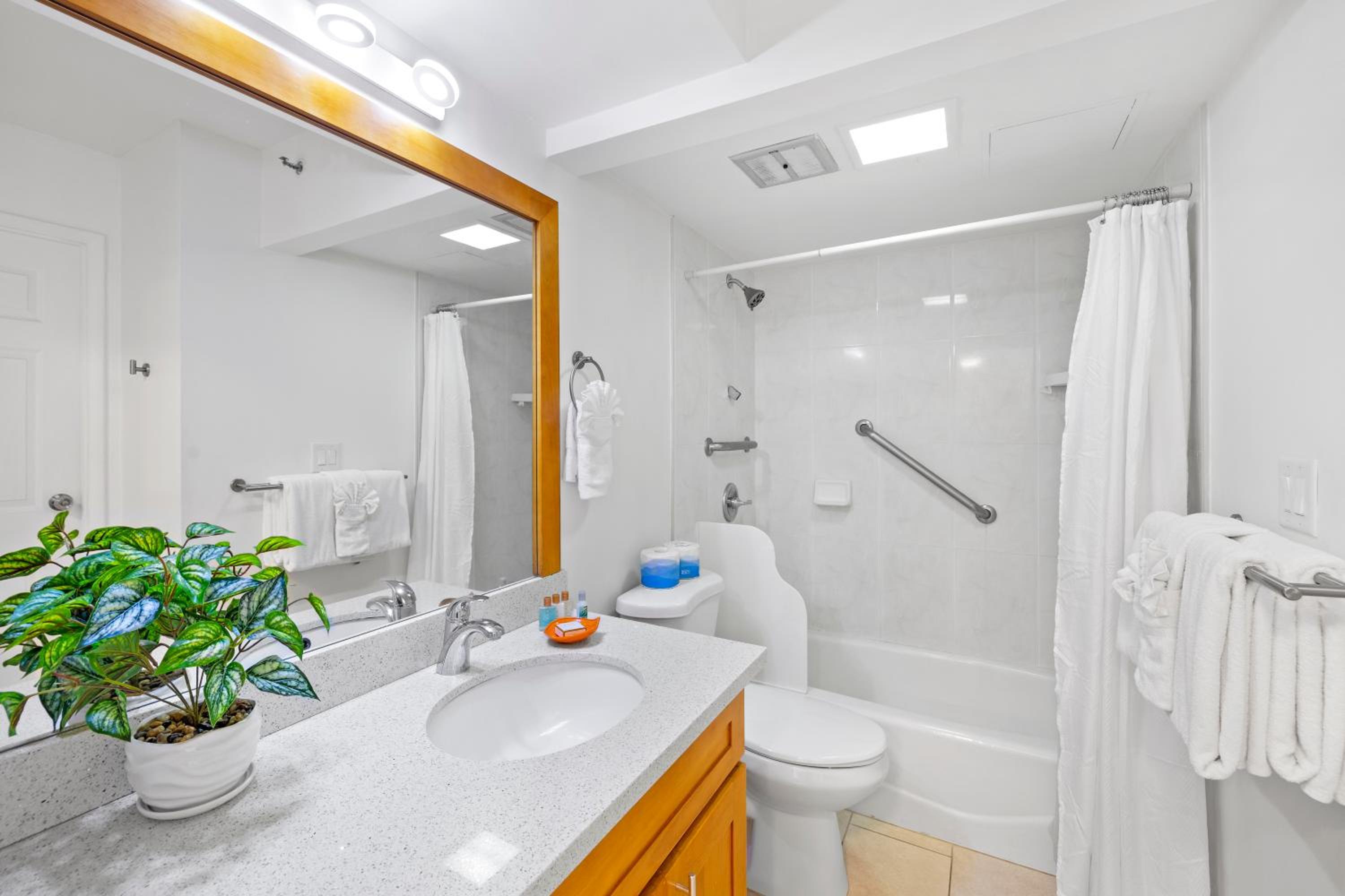 Waikiki condo with lanai & pool access, 1 block to the beach: One-Bedroom Apartment photo