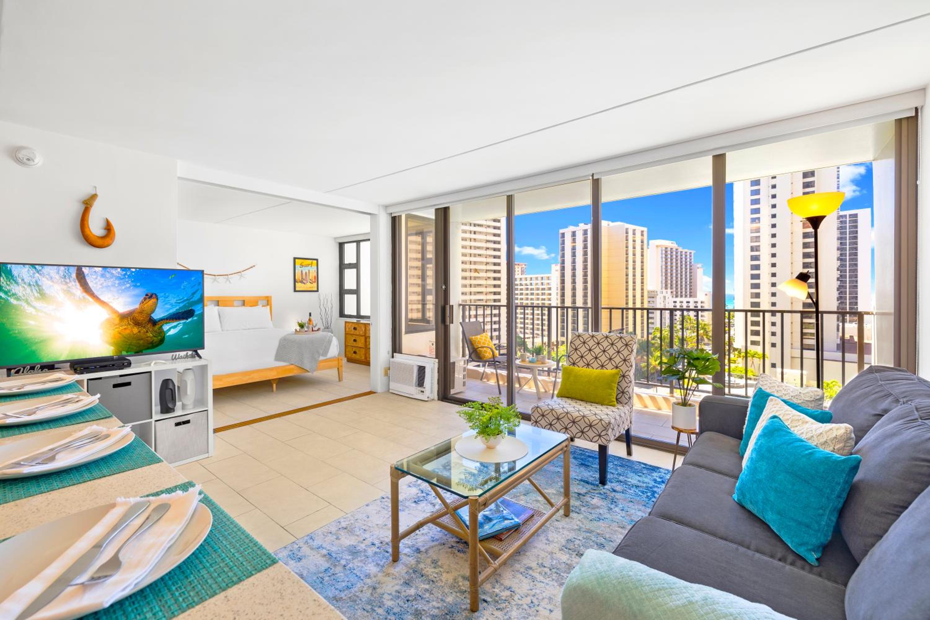 Waikiki condo with lanai & pool access, 1 block to the beach: hotel room photo