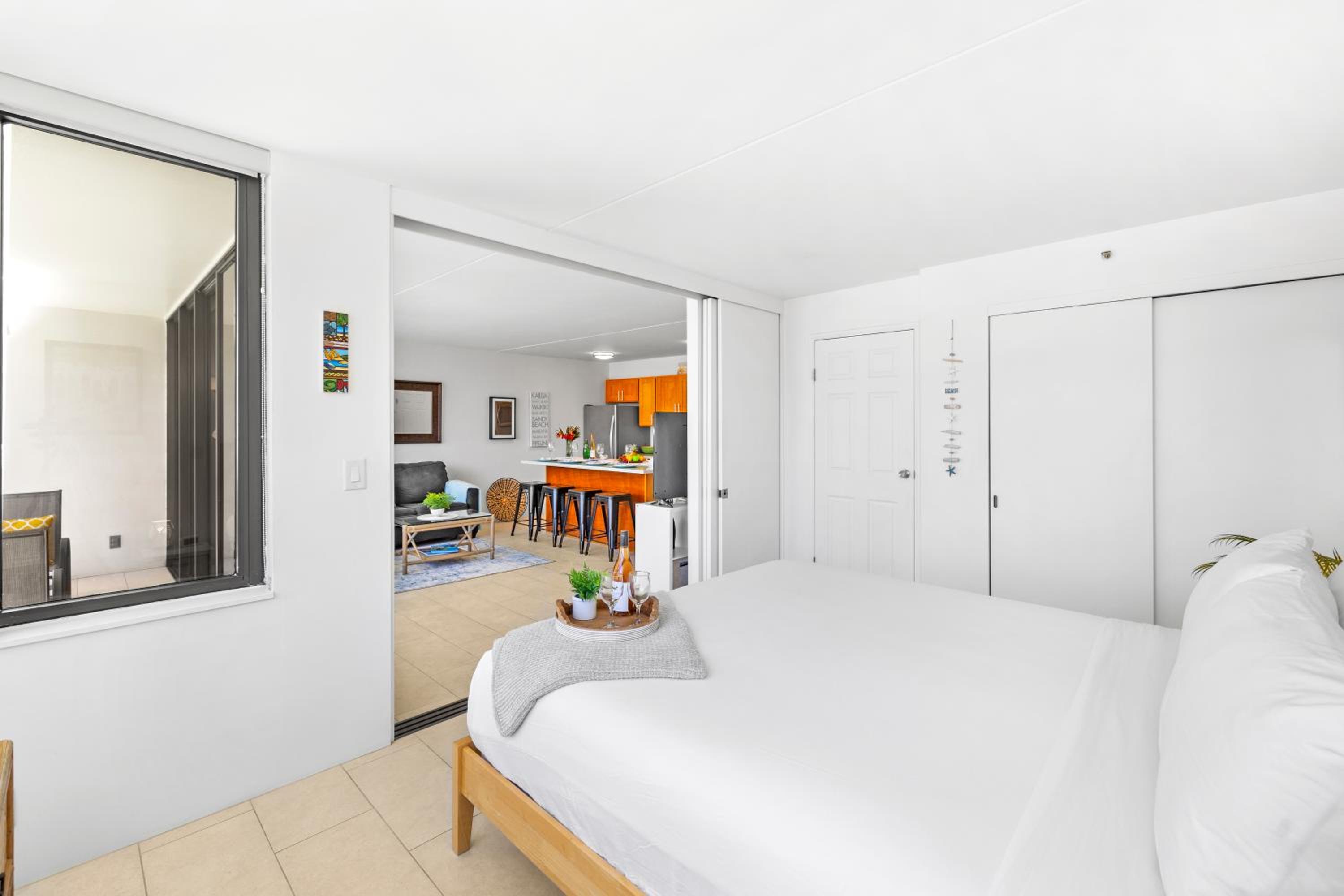 Waikiki condo with lanai & pool access, 1 block to the beach: One-Bedroom Apartment photo