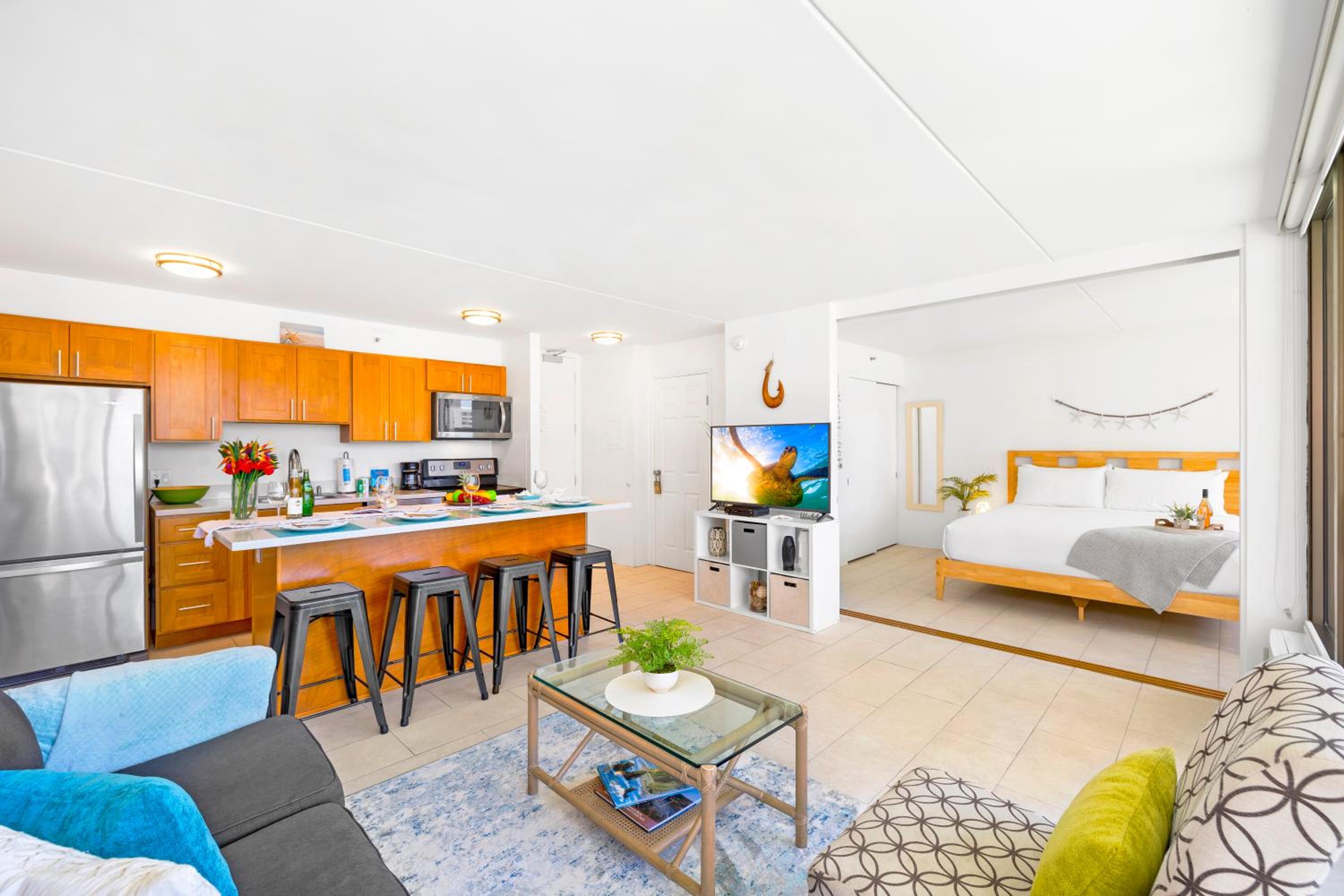Waikiki condo with lanai & pool access, 1 block to the beach: One-Bedroom Apartment photo