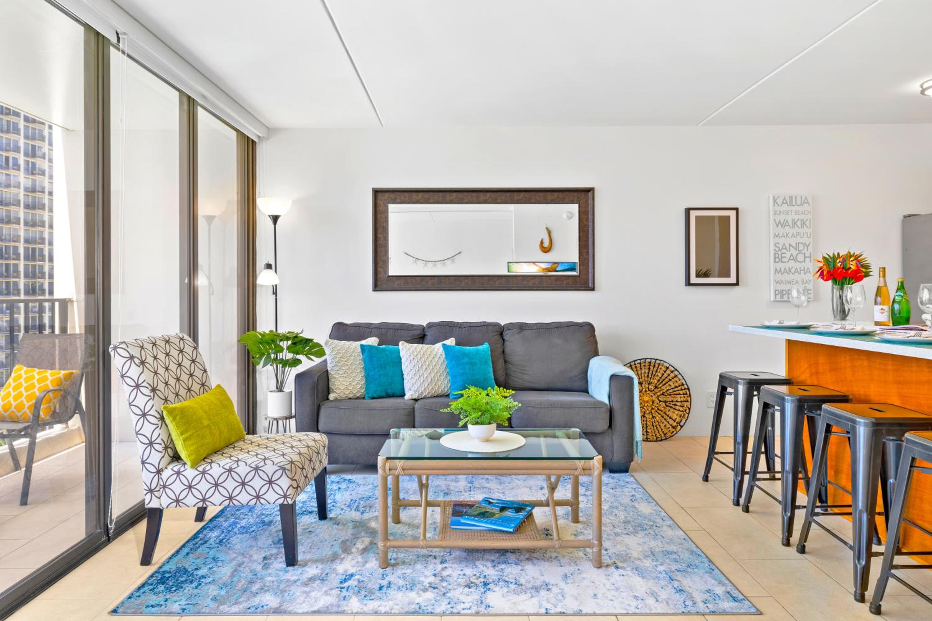 Waikiki condo with lanai & pool access, 1 block to the beach: One-Bedroom Apartment photo