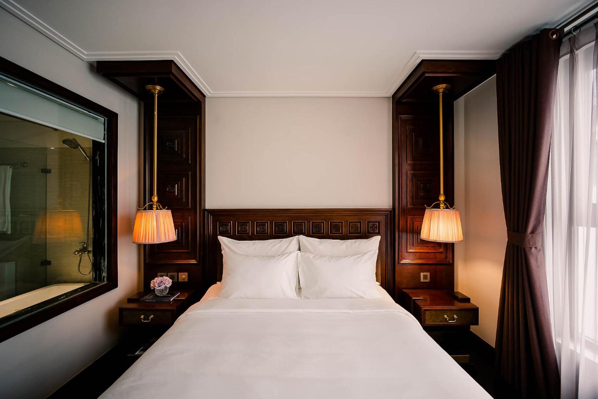 Deluxe Double Room thumbnail 5