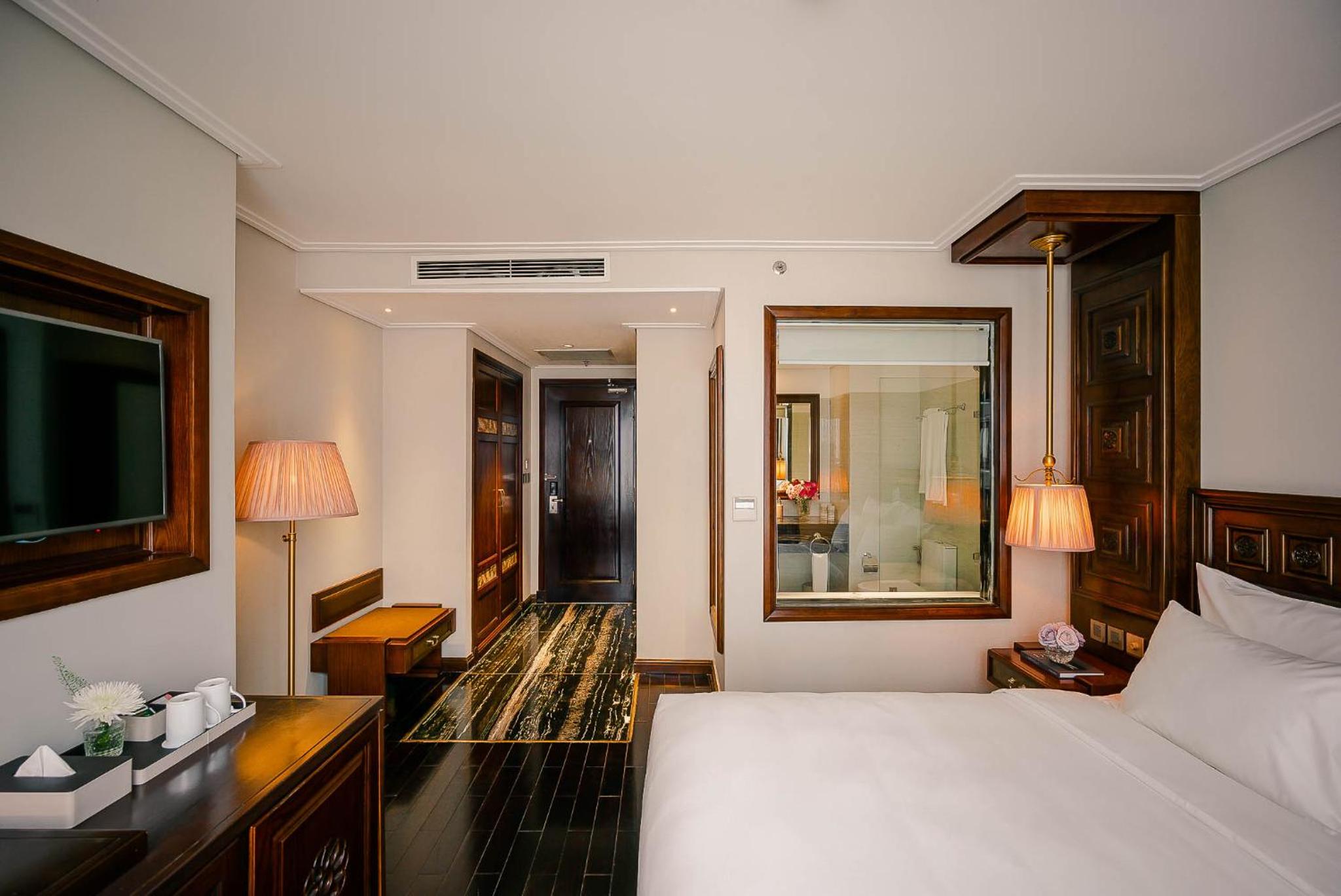 Deluxe Double Room thumbnail 6