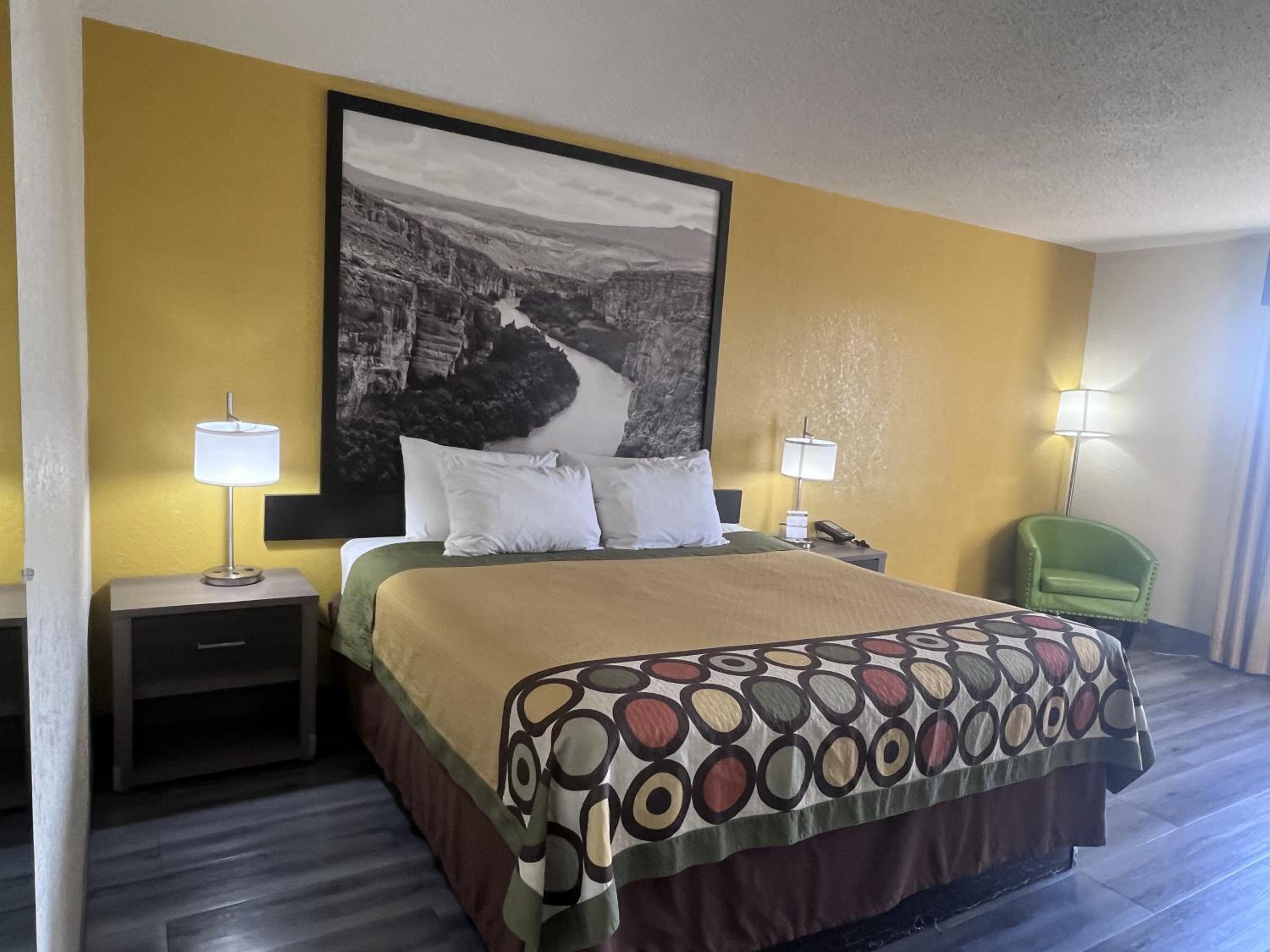 King Room - Non-Smoking - Photo 3