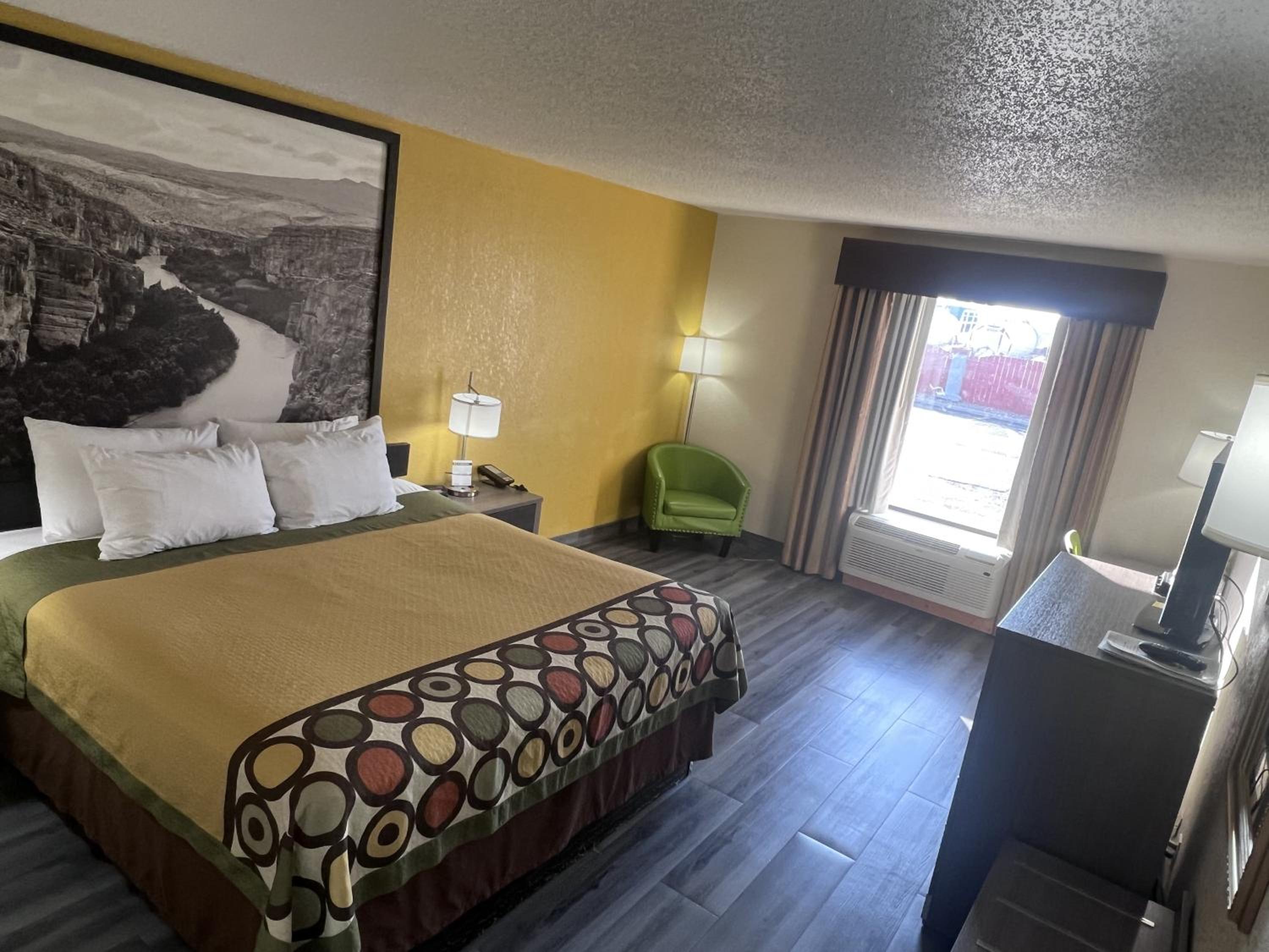 King Room - Non-Smoking - Photo 4