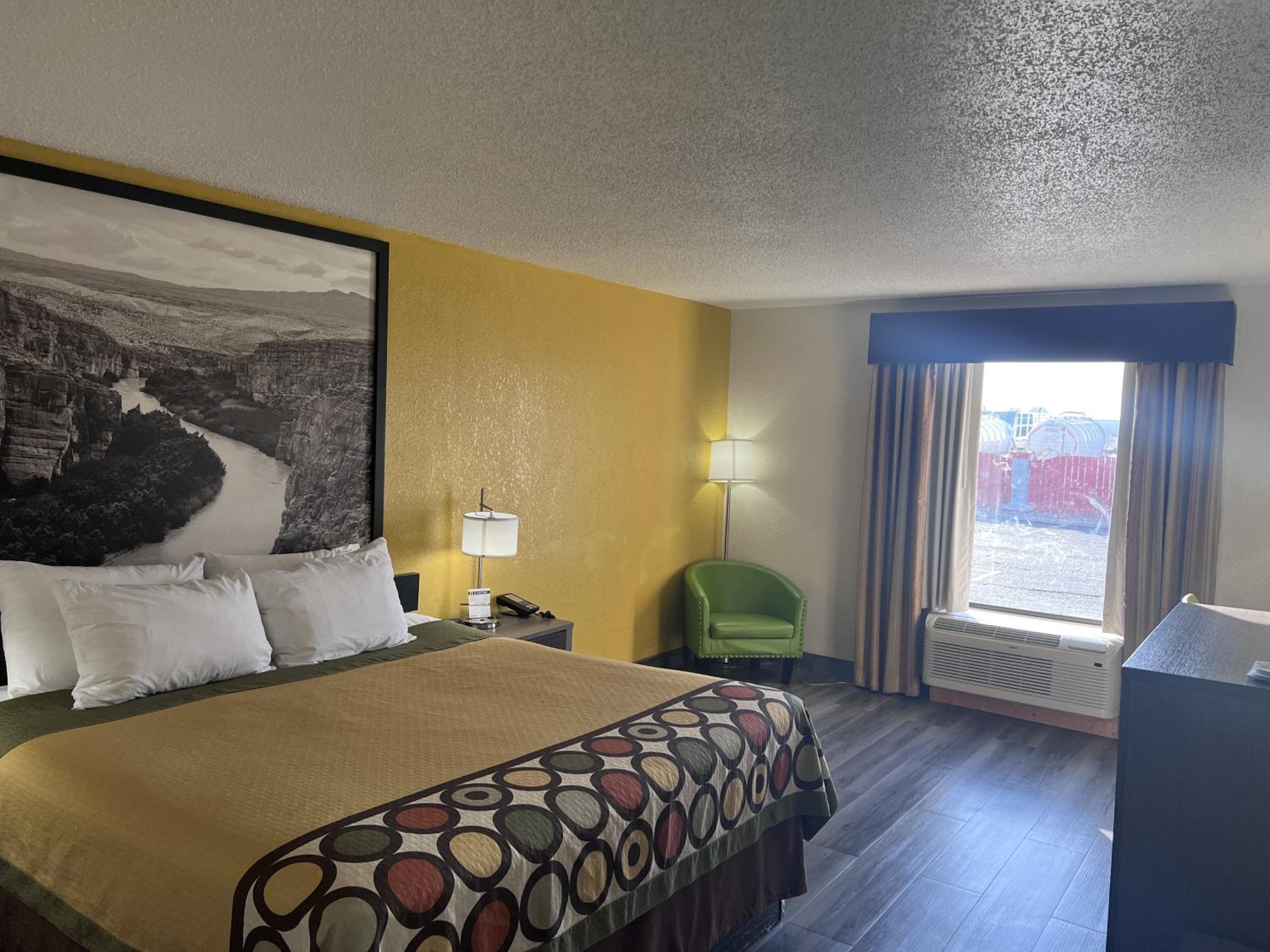 King Room - Non-Smoking - Photo 1