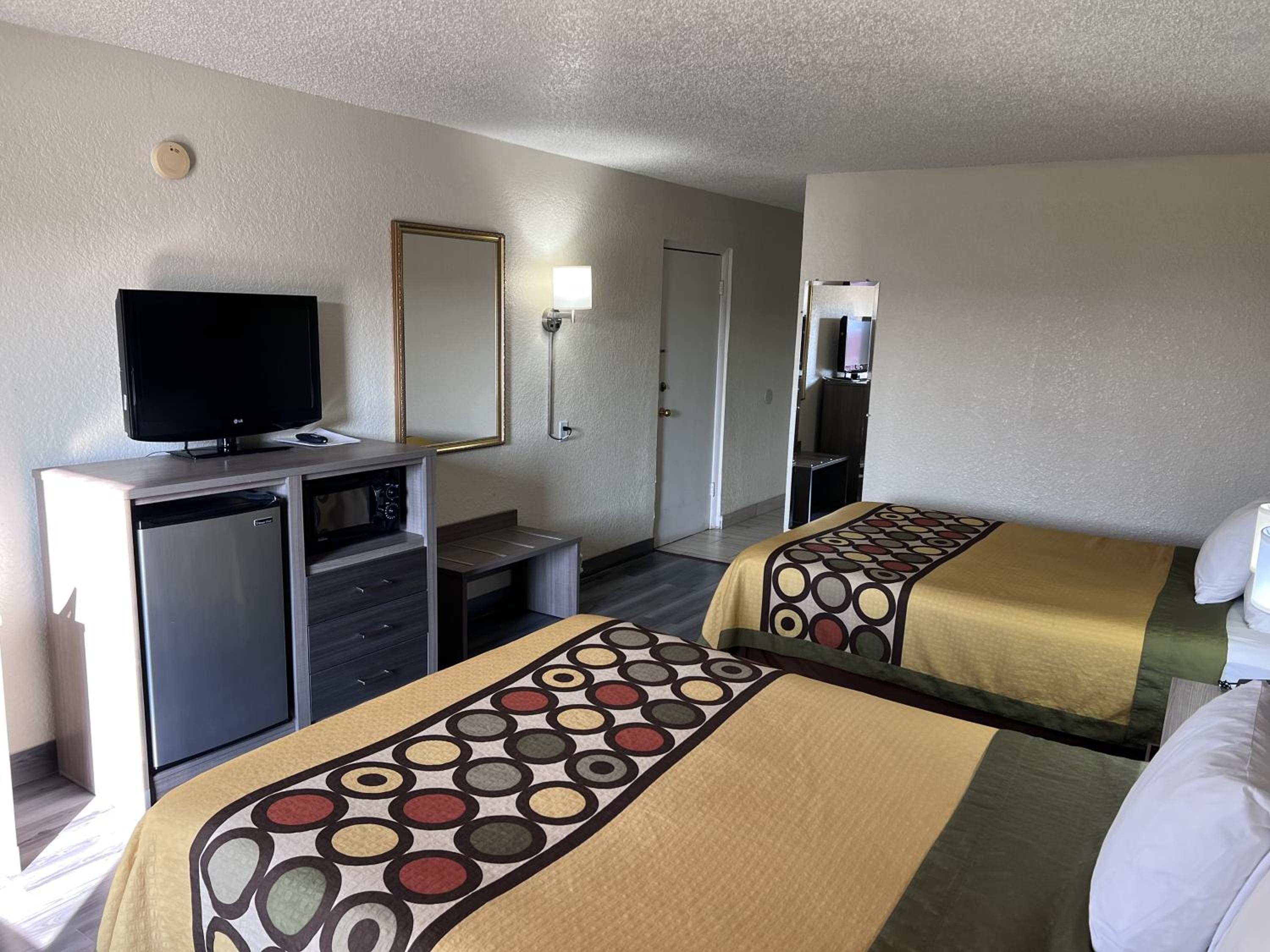 Queen Room with Two Queen Beds - Non-Smoking - Photo 15