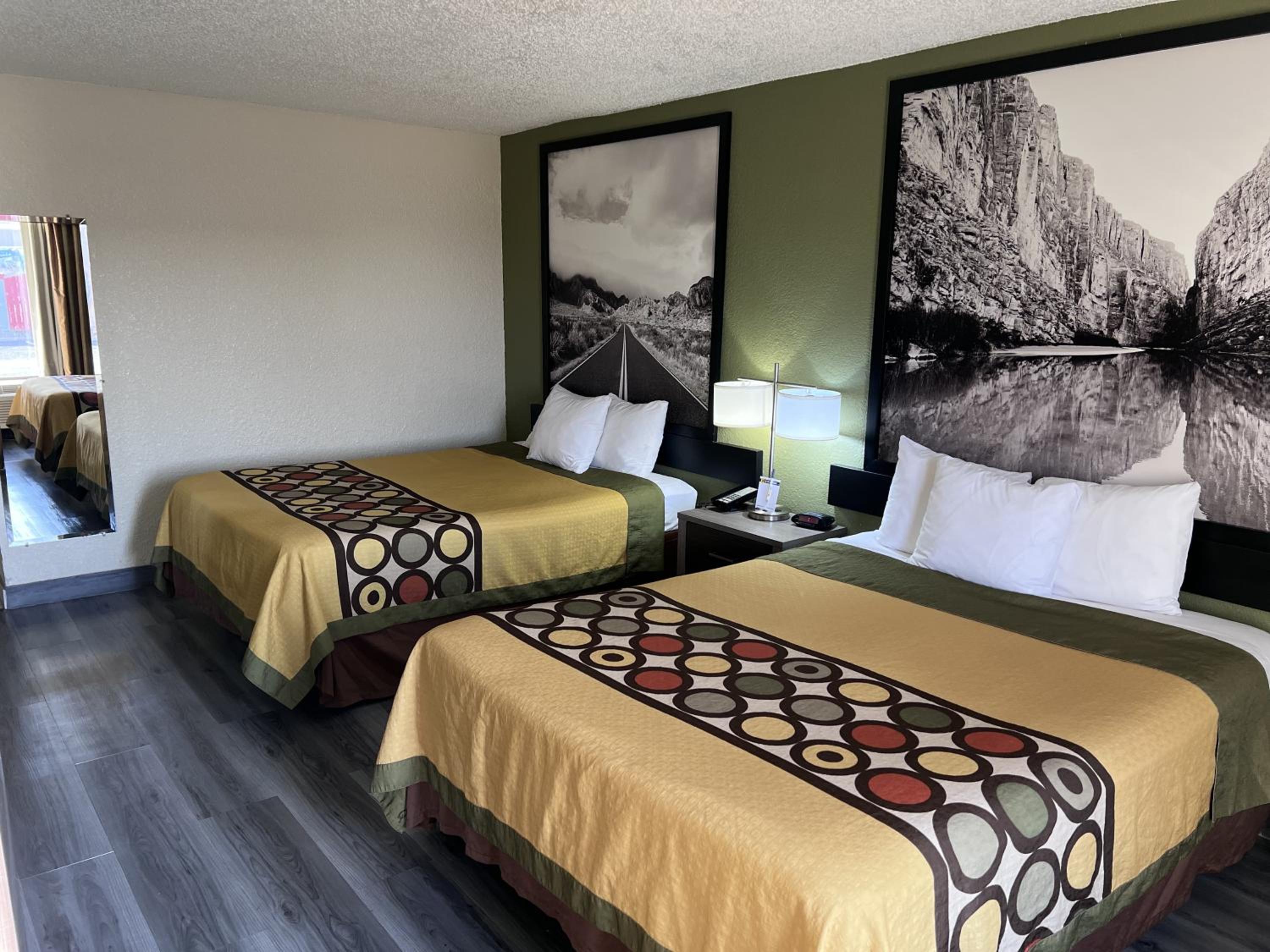 Queen Room with Two Queen Beds - Non-Smoking - Photo 7