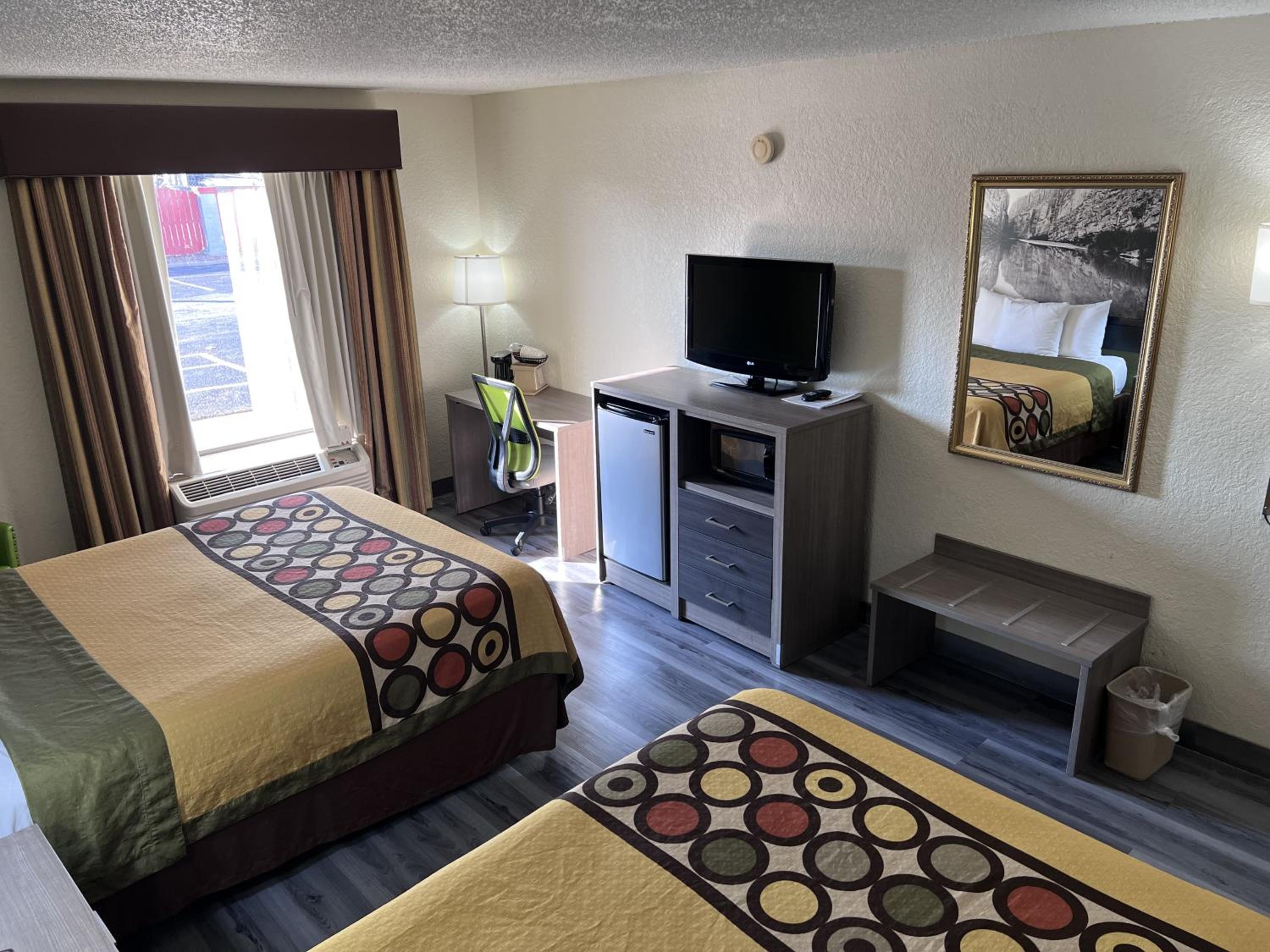 Queen Room with Two Queen Beds - Non-Smoking - Photo 6